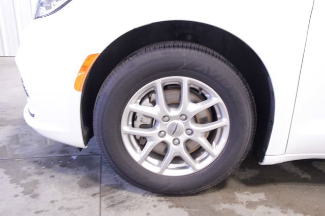 Used 2025 Chrysler Pacifica Select image 10