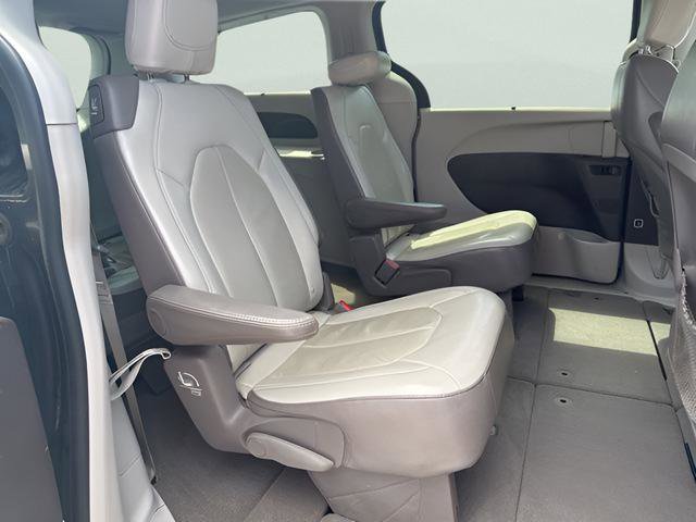 Used 2017 Chrysler Pacifica Touring-L image 17