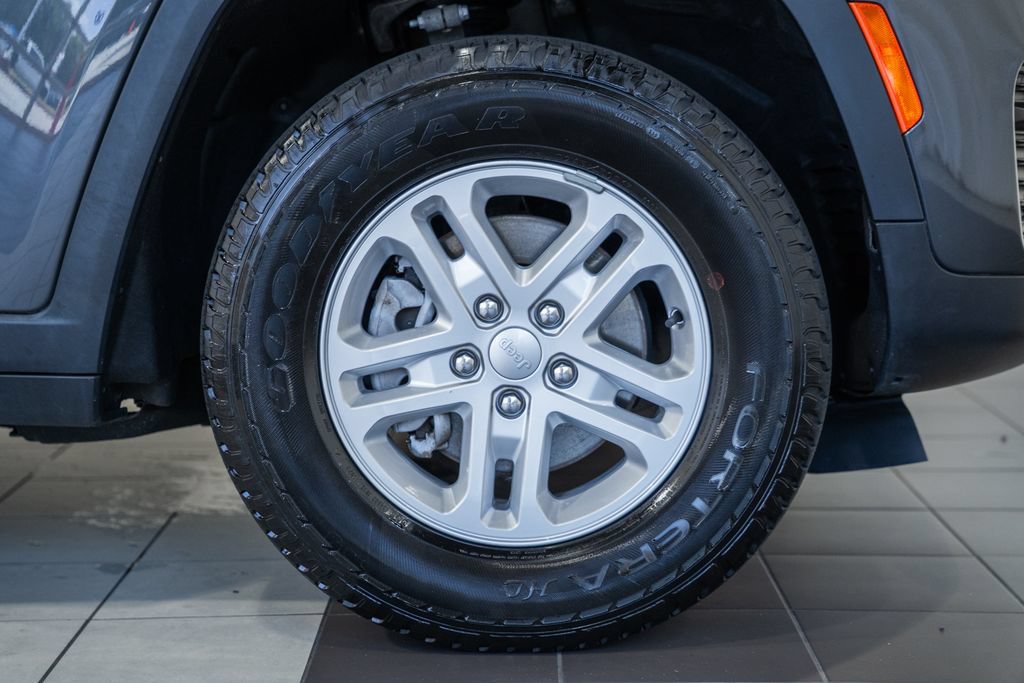 Certified 2023 Jeep Grand Cherokee Laredo AWD/4WD image 15