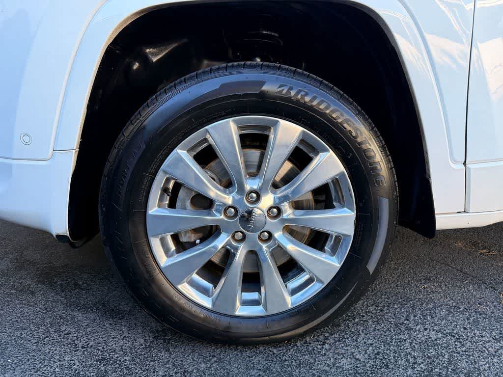 Used 2017 Jeep Cherokee Overland w/ Technology Group AWD/4WD image 8