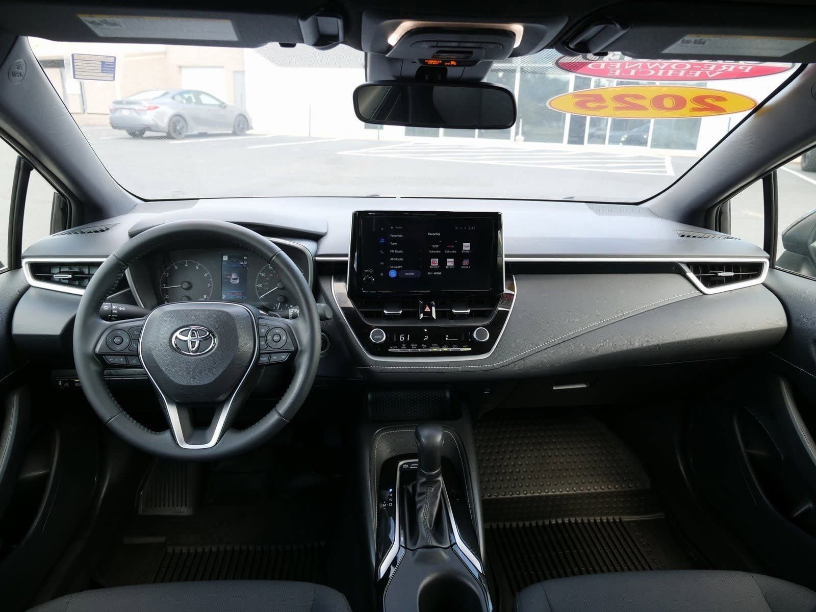 Used 2025 Toyota Corolla SE image 18