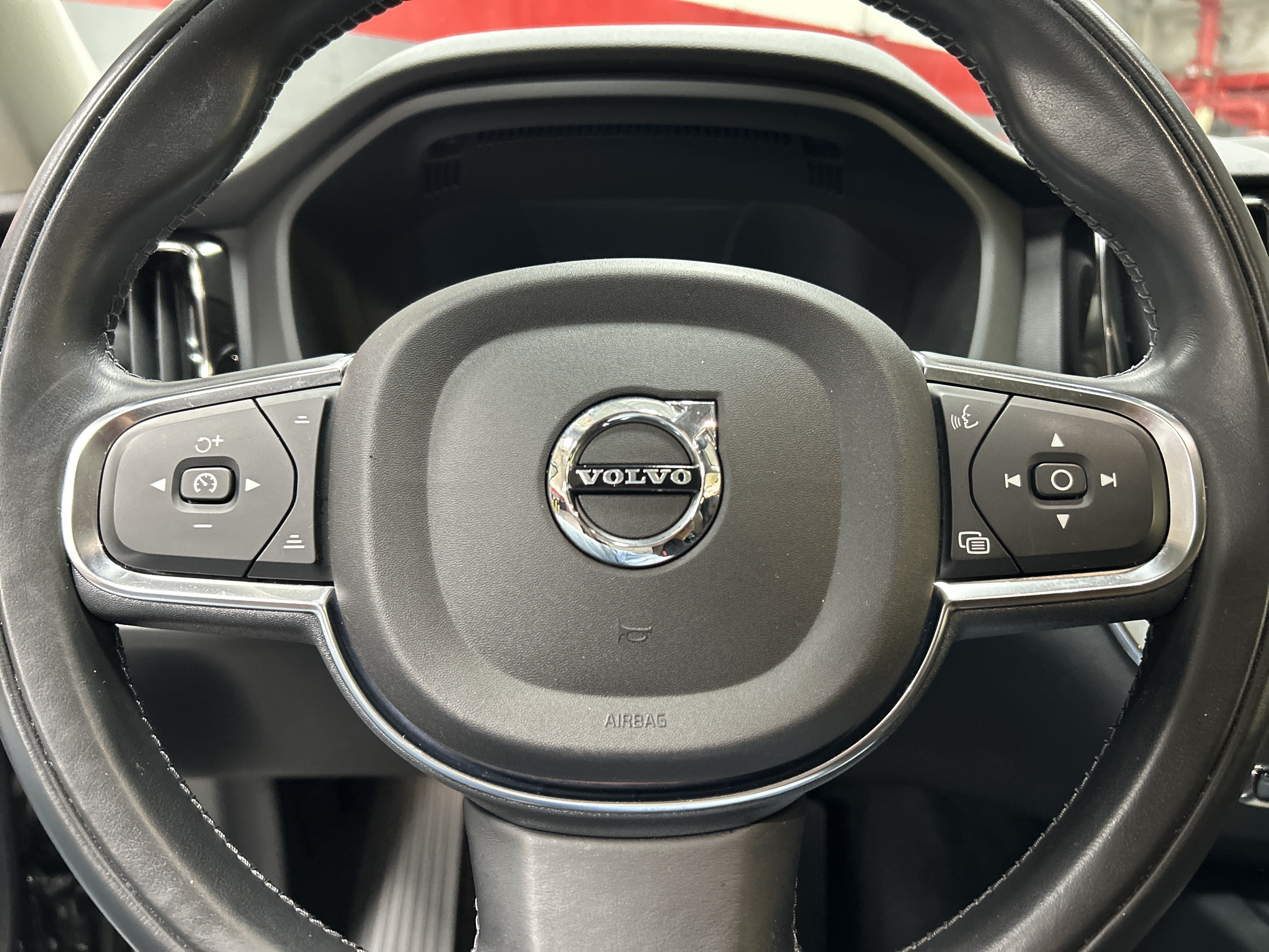 Used 2019 Volvo XC60 T5 Momentum w/ Multimedia Package FWD image 18