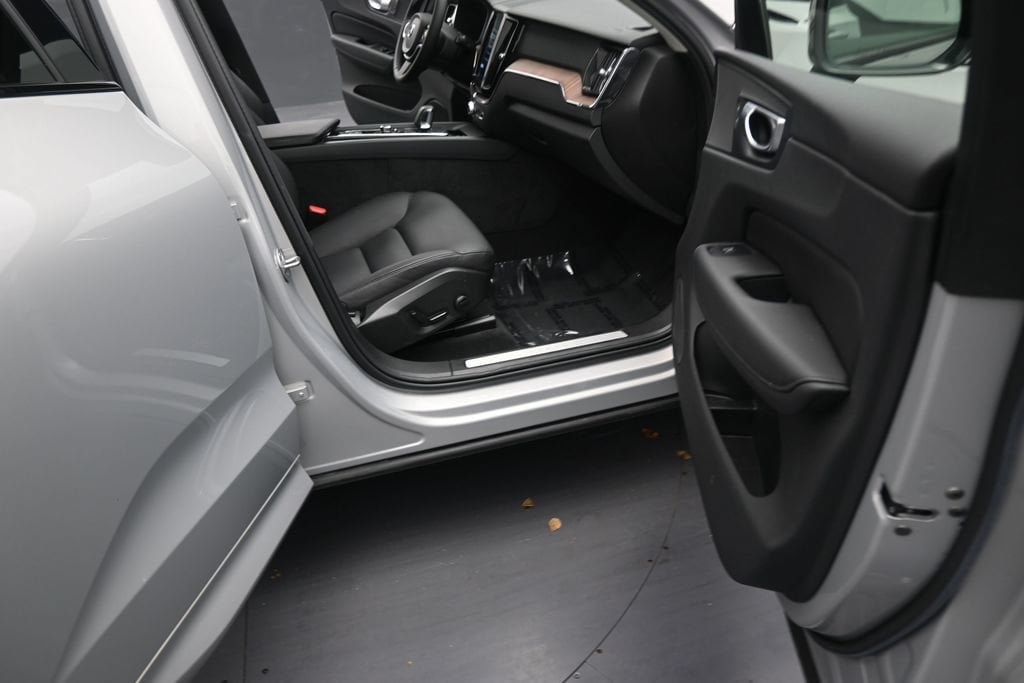 Certified 2024 Volvo XC60 B5 Plus AWD/4WD image 15