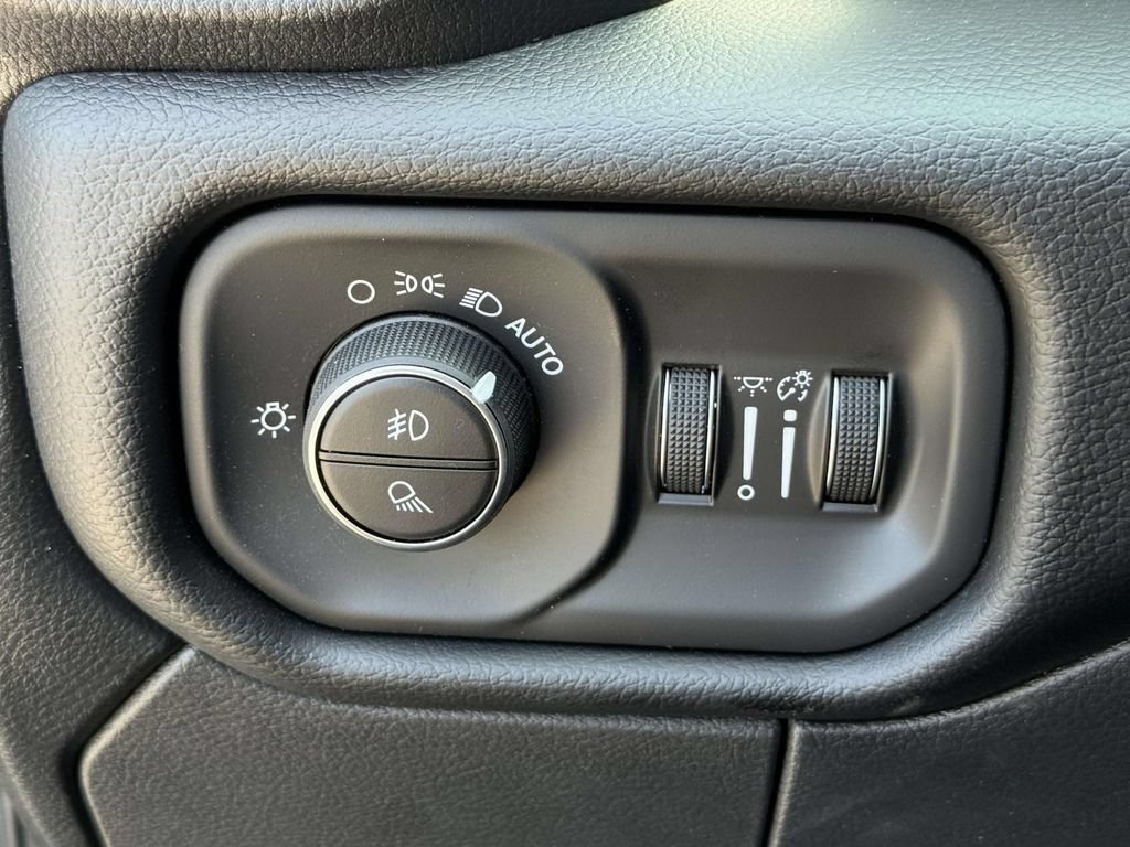 New 2026 RAM 2500 Laramie AWD/4WD image 16