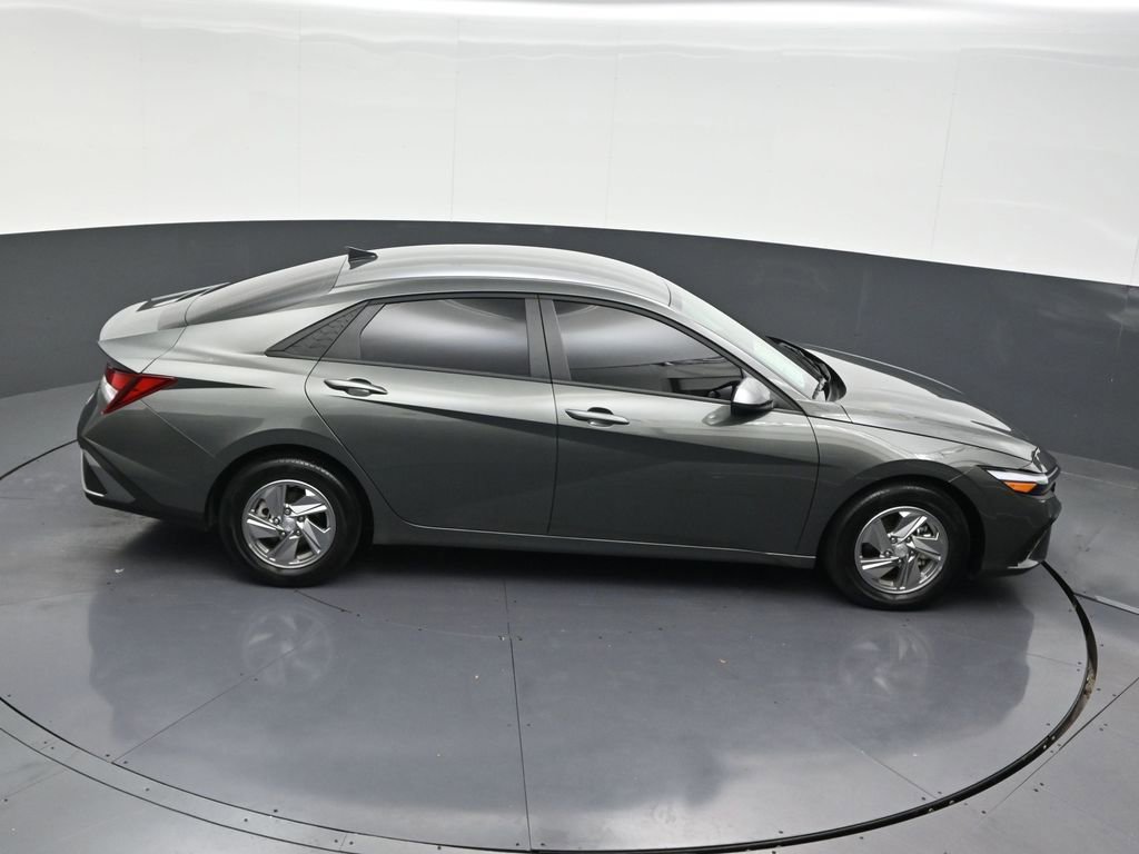 Used 2025 Hyundai Elantra SE image 20