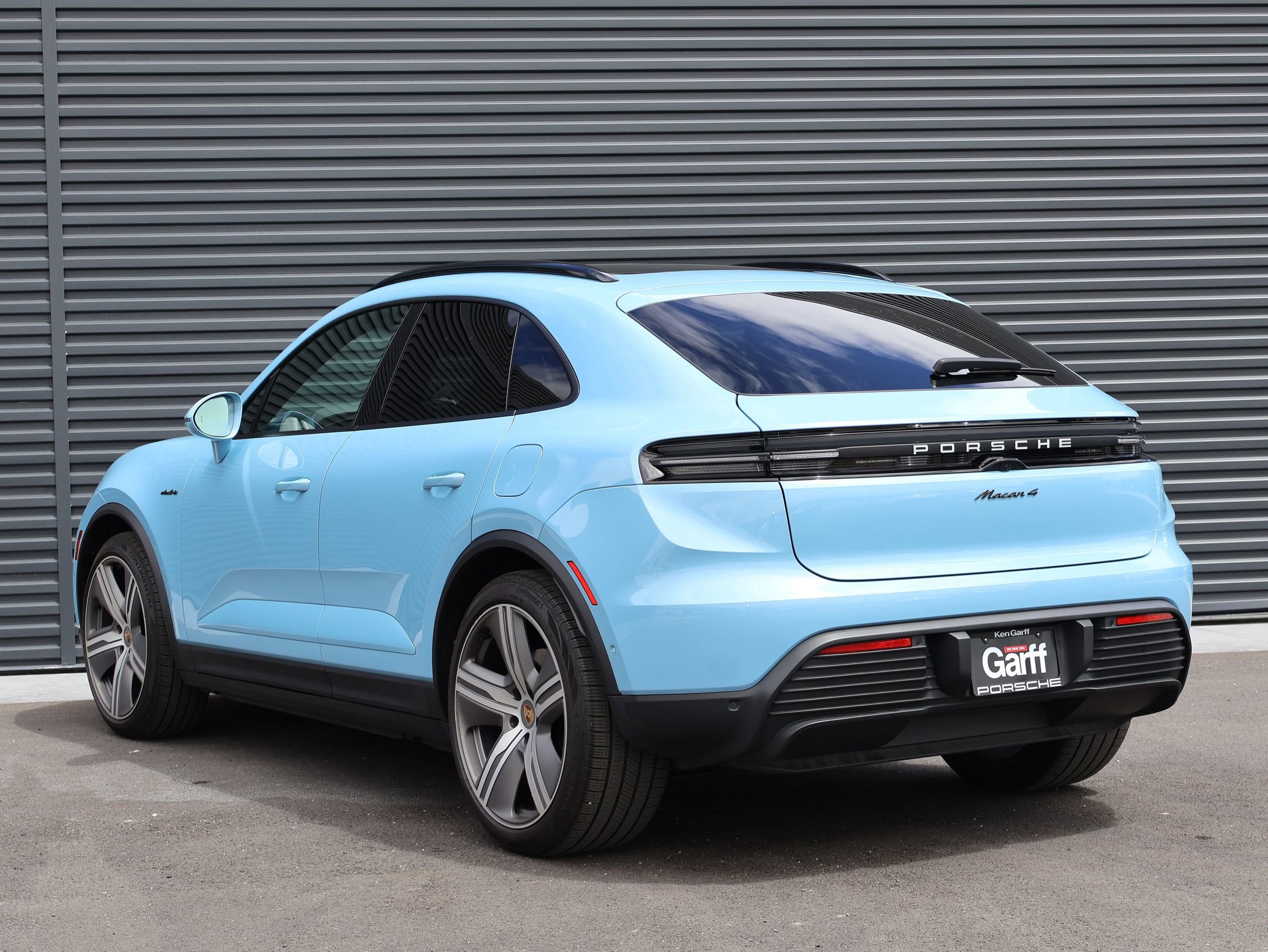 Certified 2025 Porsche Macan 4 Electric AWD/4WD image 3