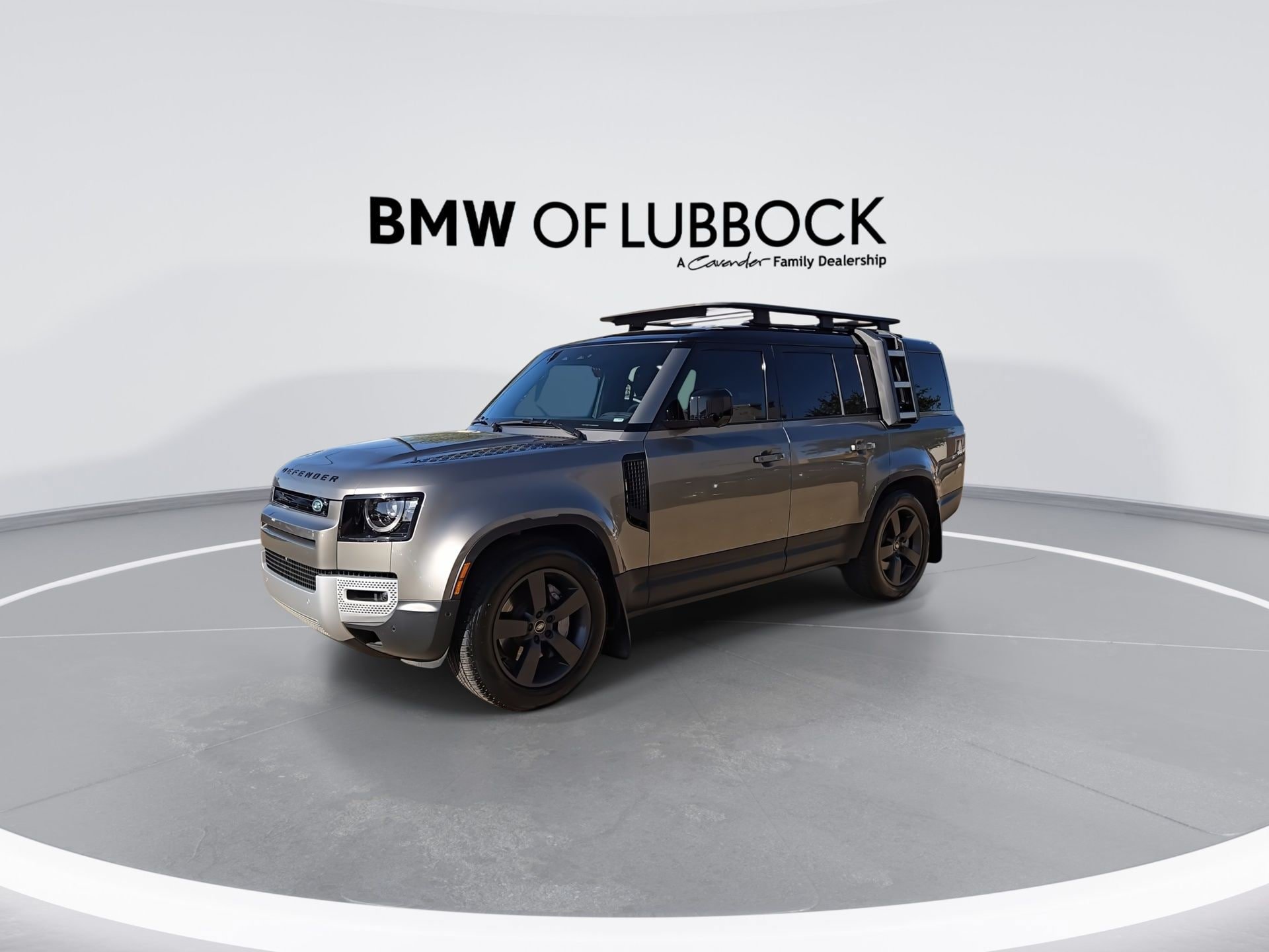 Used 2023 Land Rover Defender 130 SE image 4