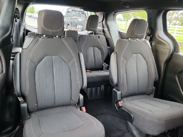 Used 2024 Chrysler Pacifica Touring FWD image 30