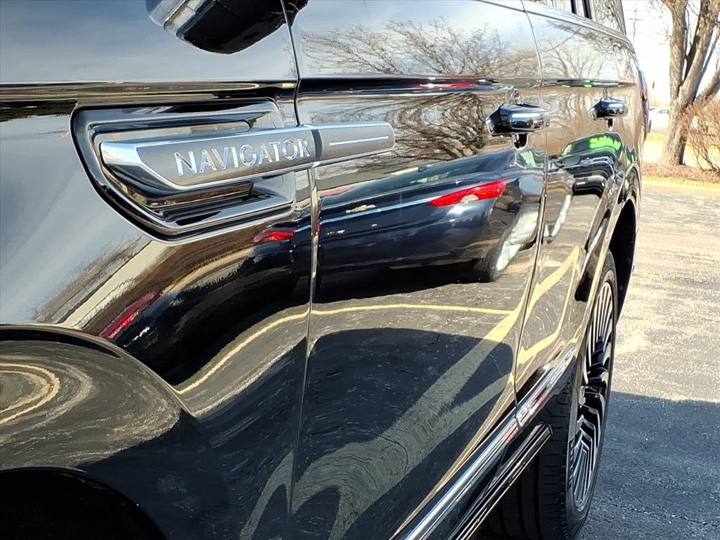 Used 2020 Lincoln Navigator Black Label w/ Cargo Convenience Package image 39