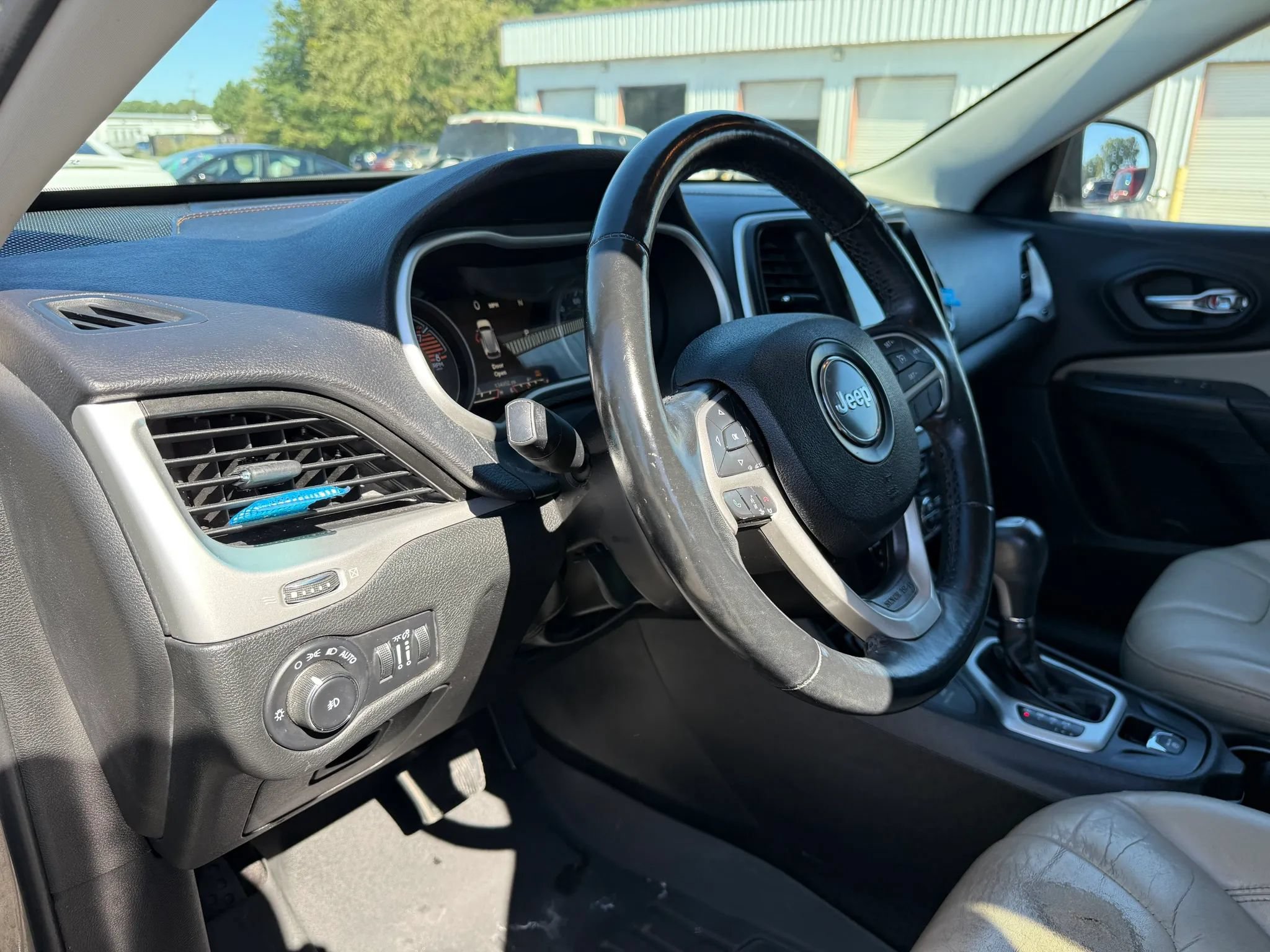 Used 2017 Jeep Cherokee Limited AWD/4WD image 17