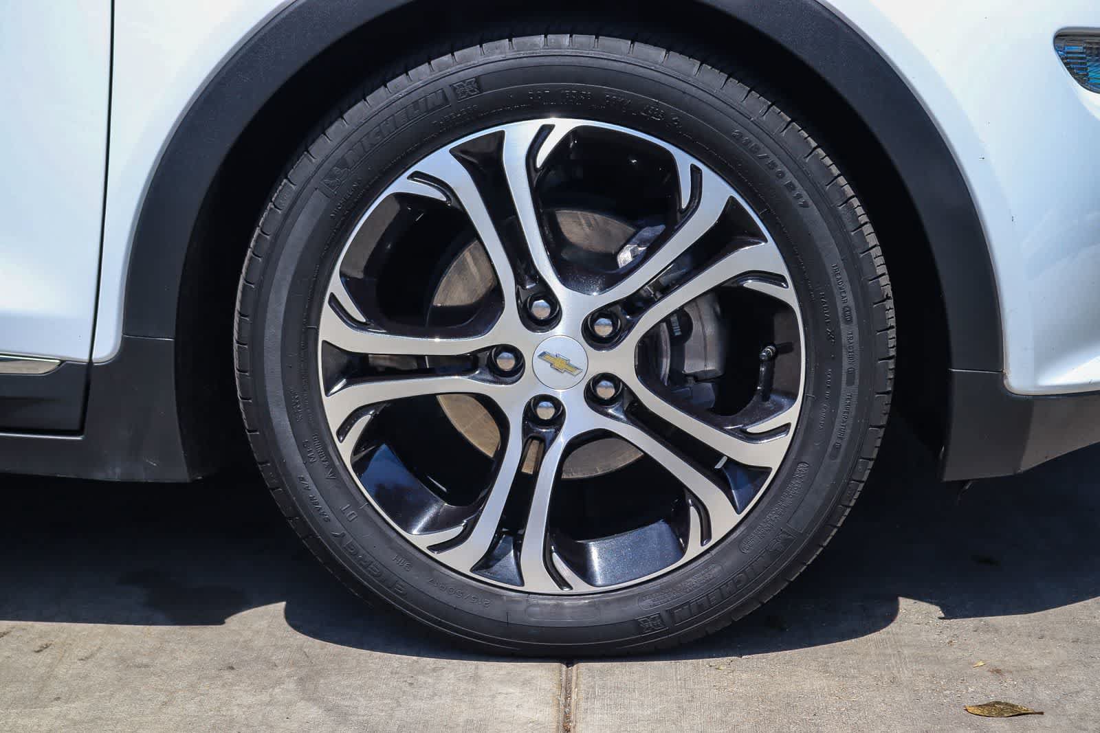 Used 2020 Chevrolet Bolt Premier w/ Infotainment Package FWD image 9