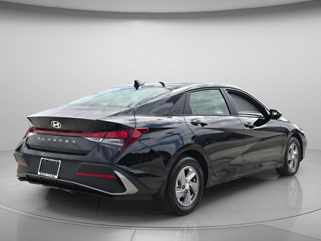 Used 2025 Hyundai Elantra SE FWD image 7