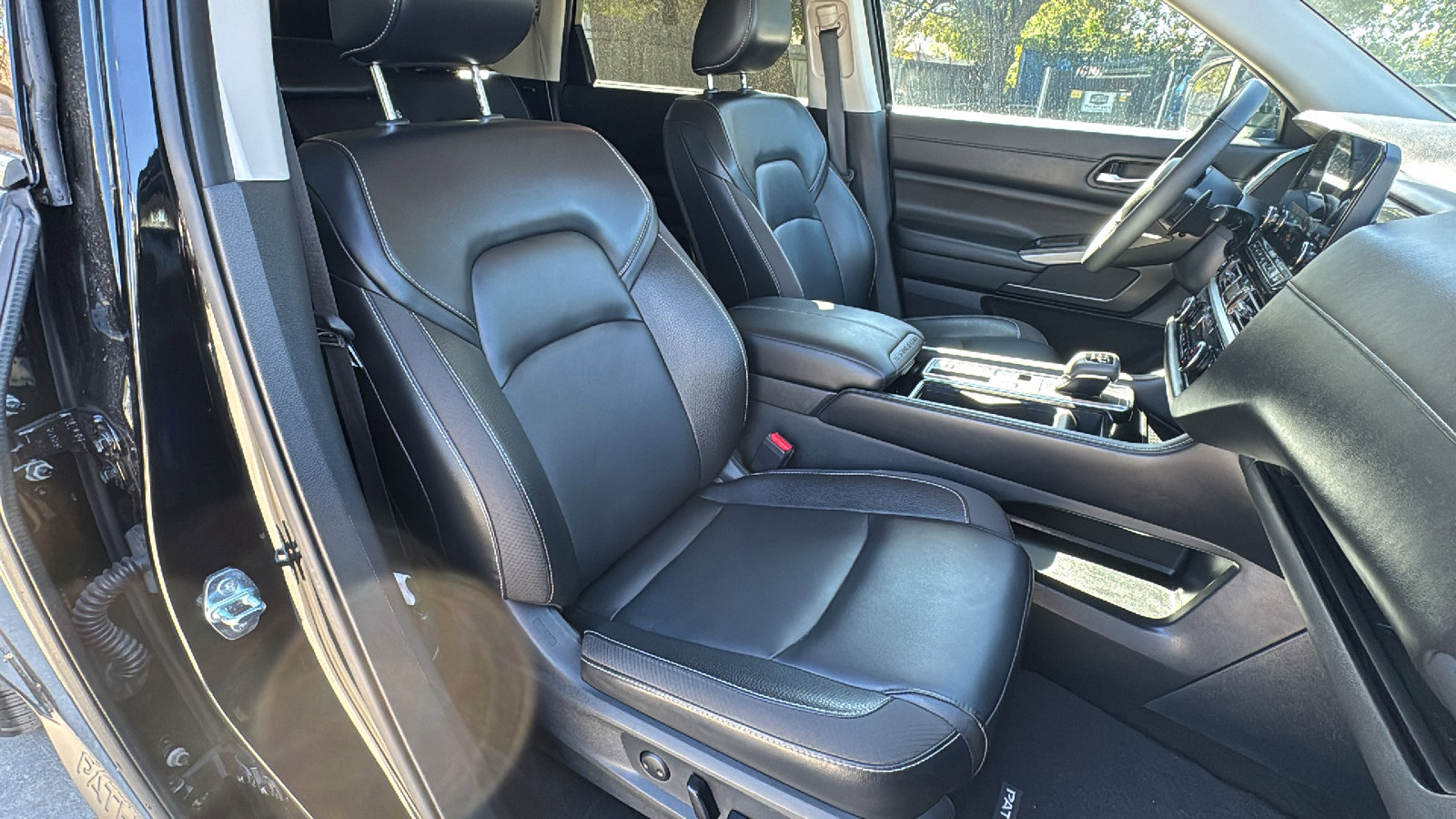 Used 2023 Nissan Pathfinder SL w/ Black Appearance Package image 32