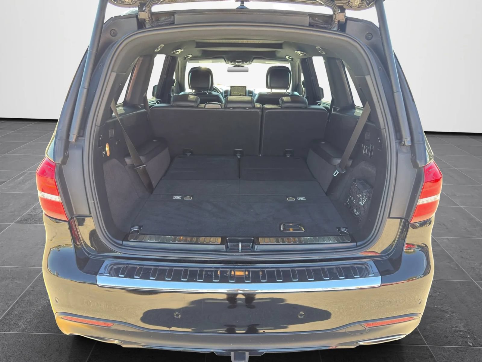 Used 2017 Mercedes-Benz GLS 550 4MATIC w/ Driver Assistance Package image 33