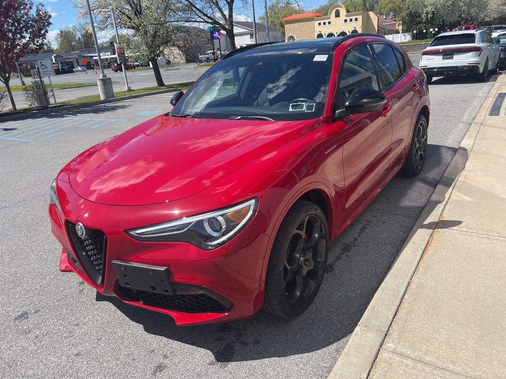 Used 2023 Alfa Romeo Stelvio Veloce AWD/4WD image 44