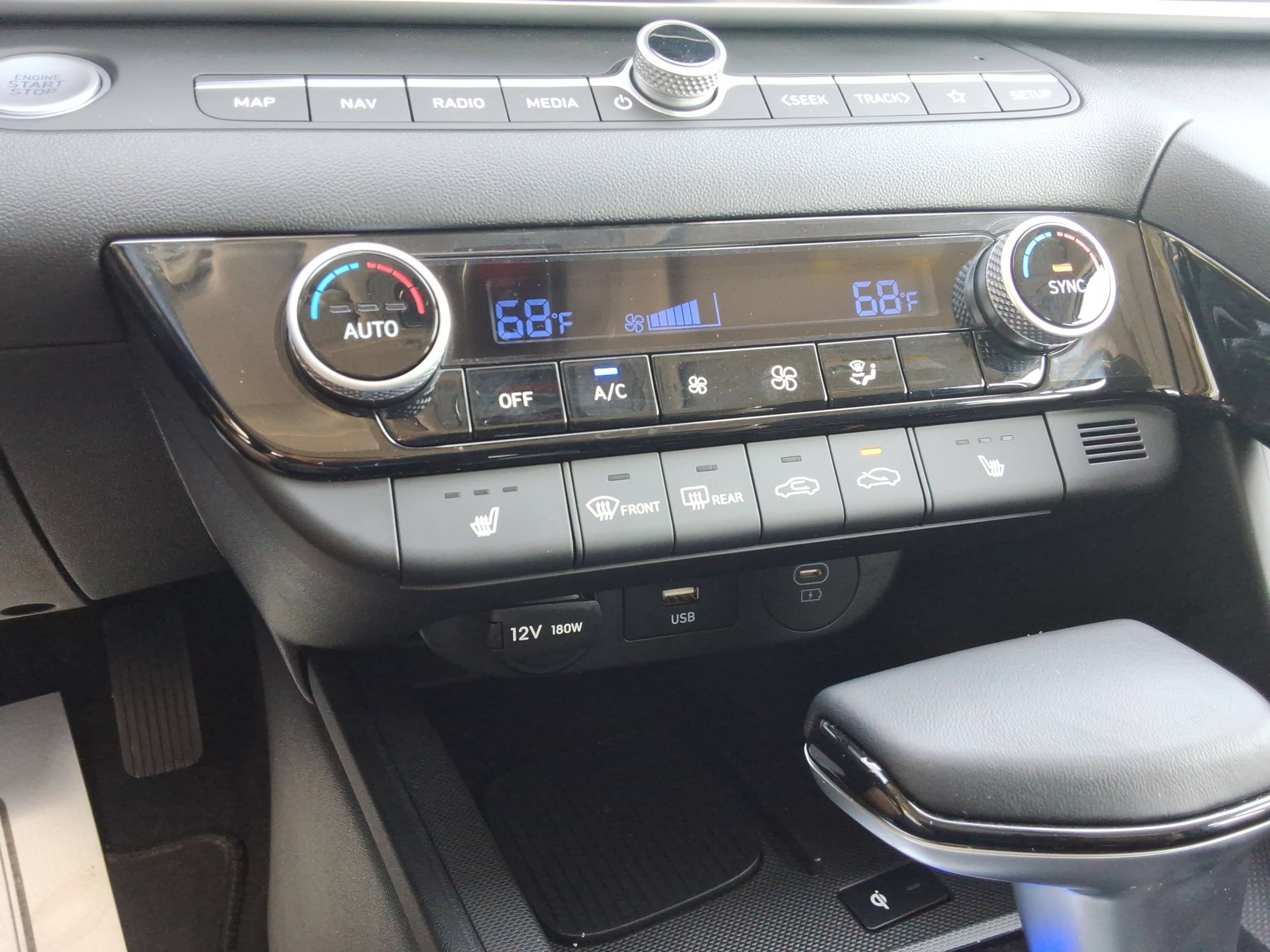 Used 2024 Hyundai Elantra SEL w/ Convenience Package FWD image 17