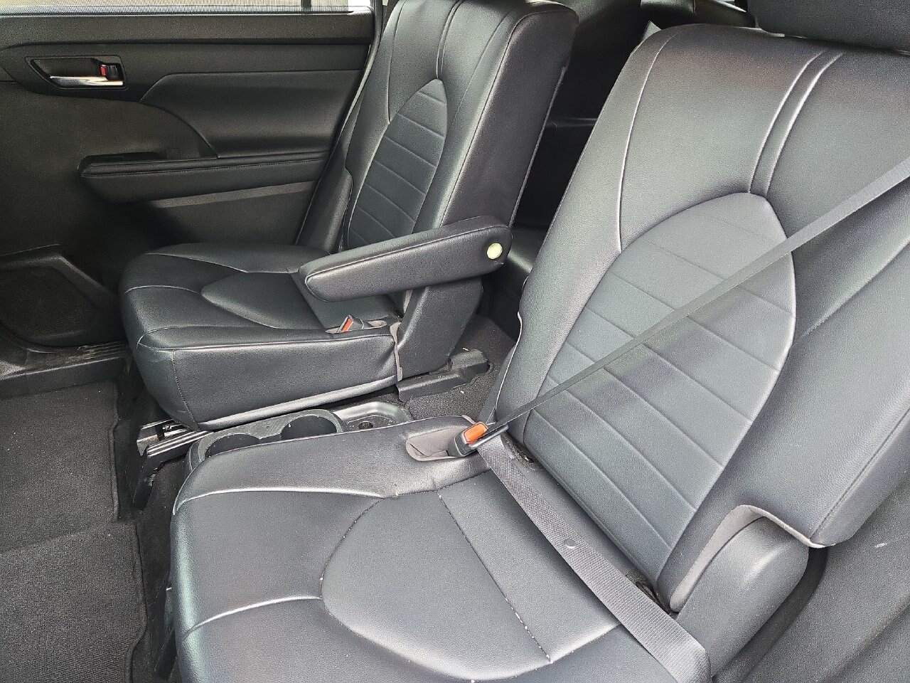 Used 2022 Toyota Highlander XLE AWD/4WD image 23