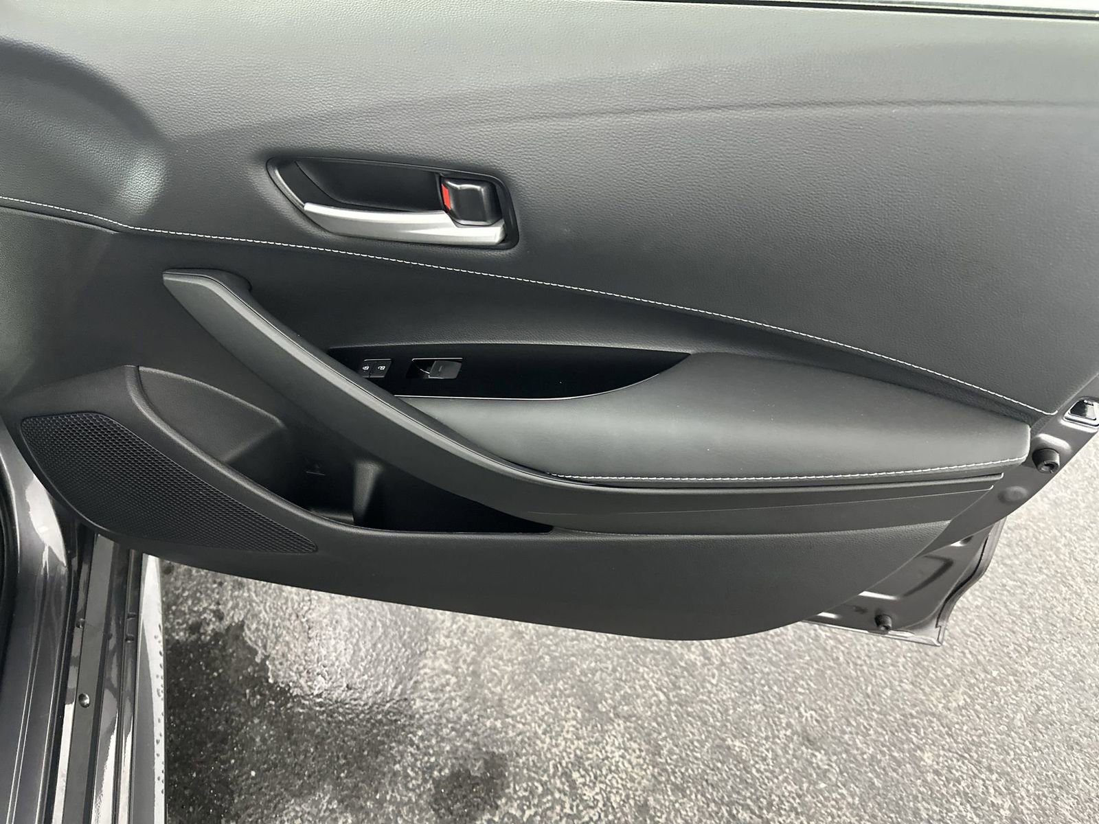 Used 2022 Toyota Corolla SE w/ SE Preferred Package image 32