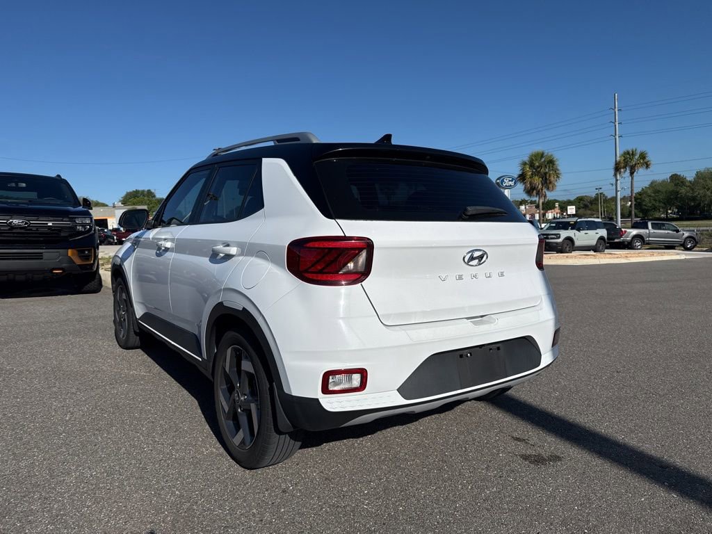 Used 2022 Hyundai Venue Limited image 3
