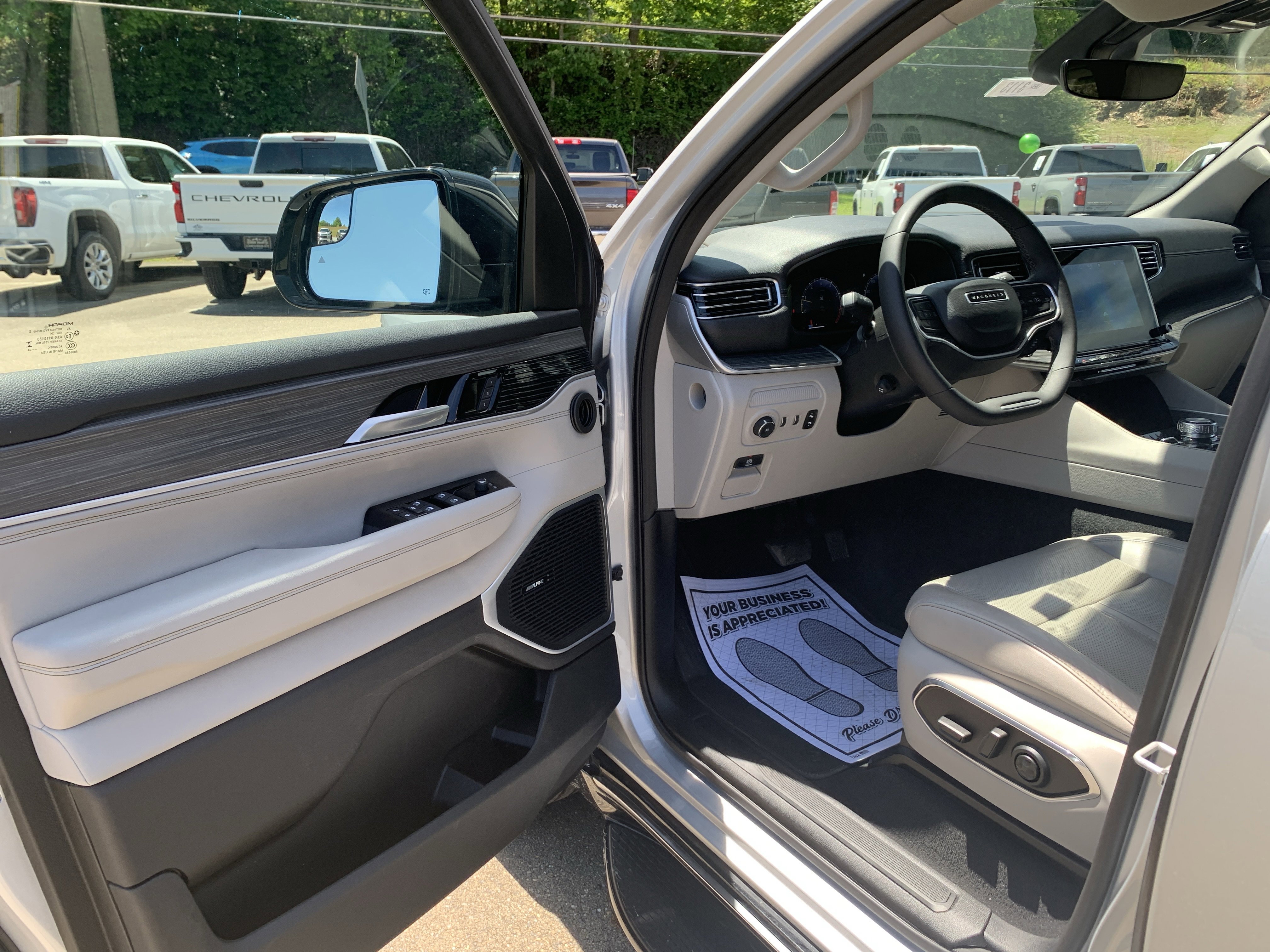 Used 2024 Jeep Wagoneer L Series II w/ Flexible Seating Group AWD/4WD image 9