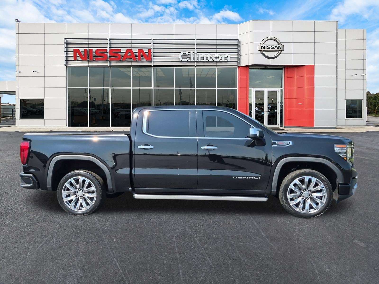 Used 2024 GMC Sierra 1500 Denali w/ Denali Reserve Package AWD/4WD image 2