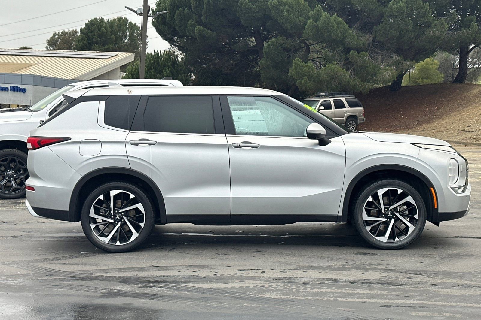 Used 2024 Mitsubishi Outlander SE image 3