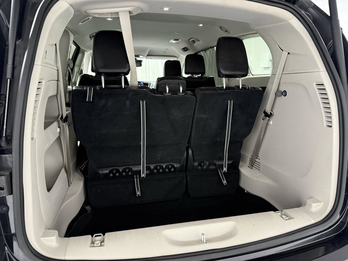 Used 2023 Chrysler Pacifica Touring-L FWD image 19
