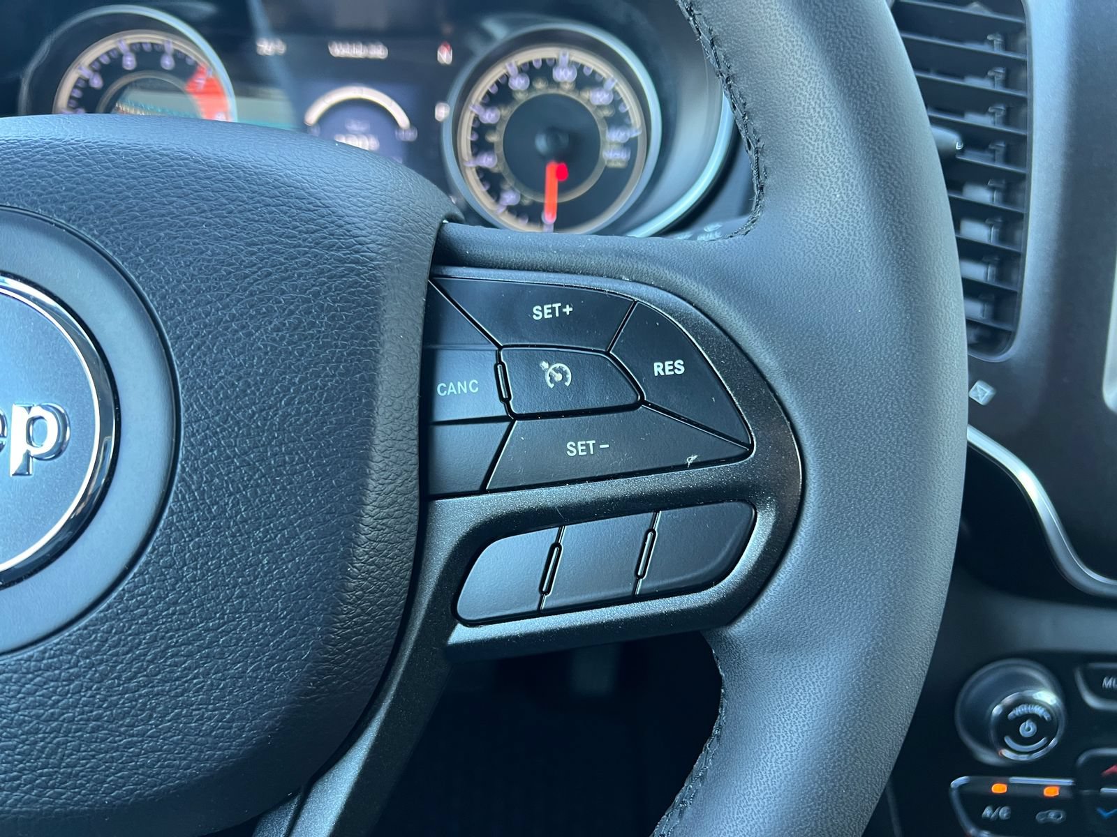 Used 2020 Jeep Cherokee Trailhawk AWD/4WD image 22