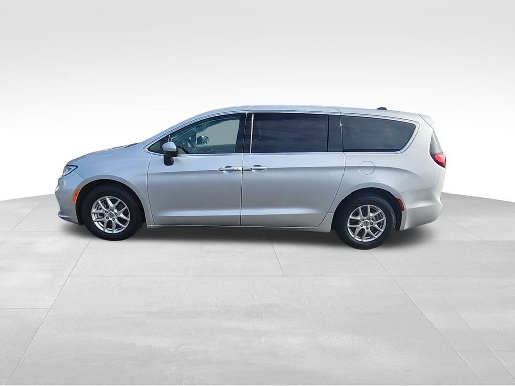 Certified 2023 Chrysler Pacifica Touring-L image 16