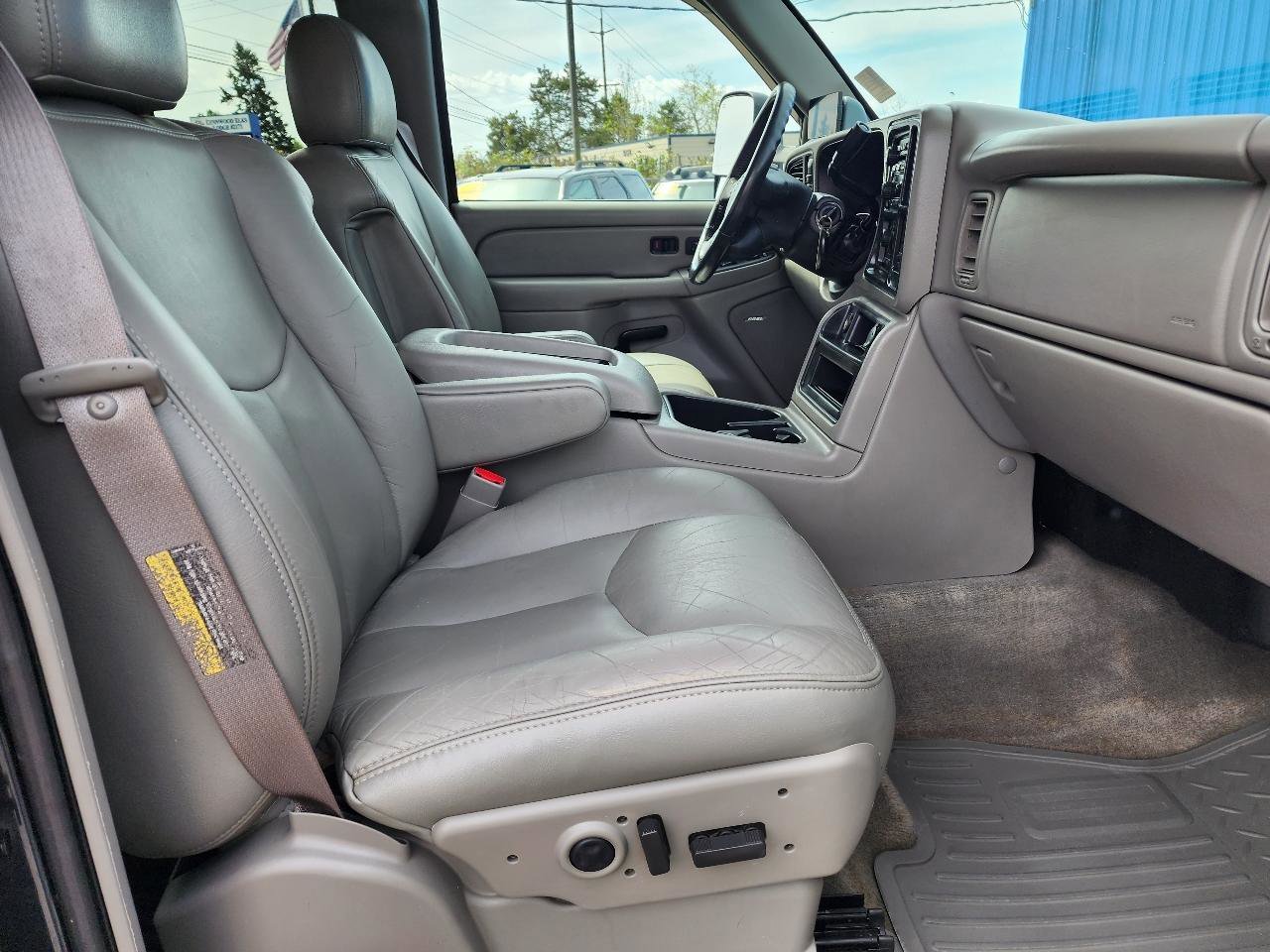 Used 2004 Chevrolet Silverado 2500 LT AWD/4WD image 24