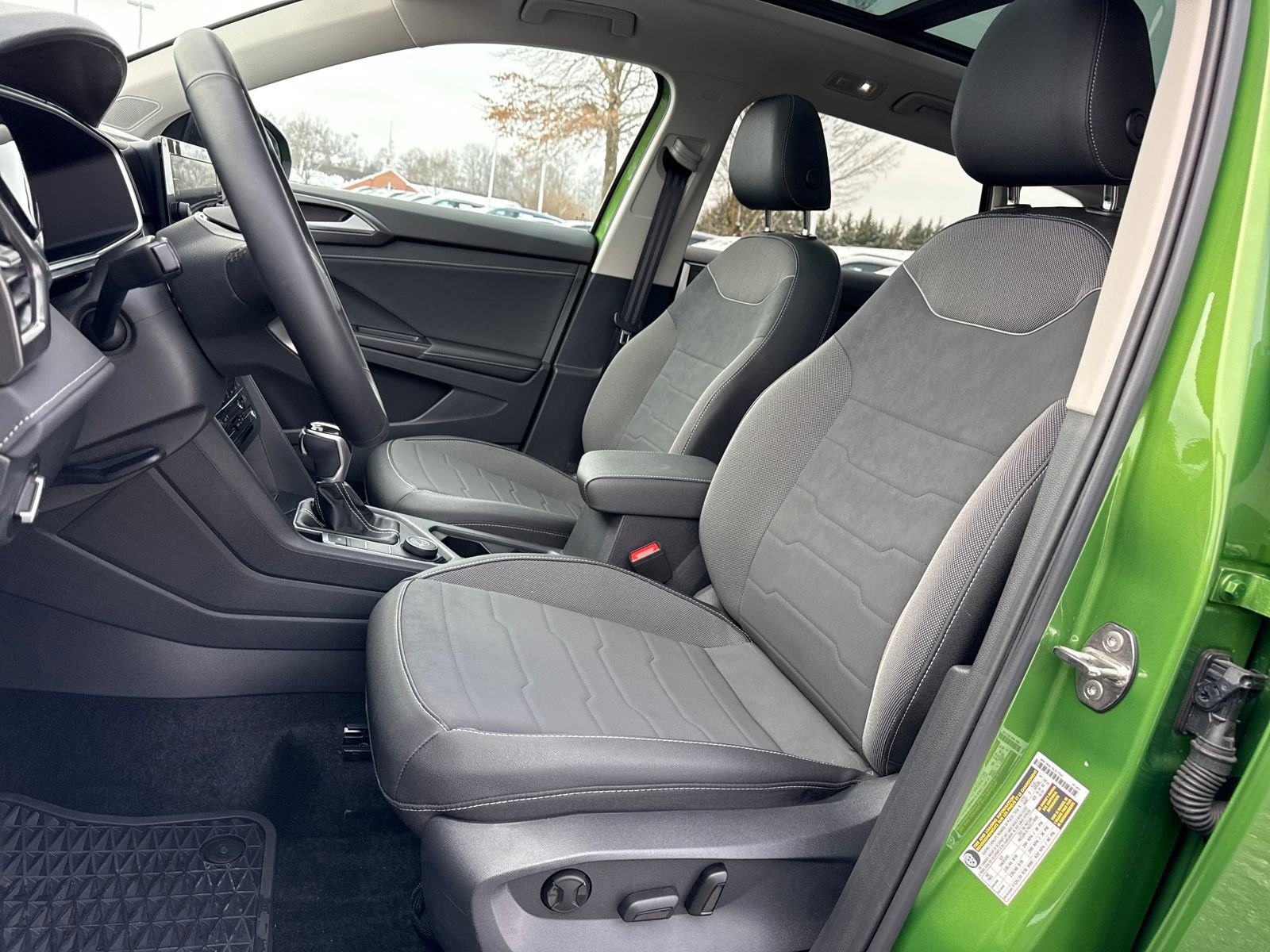 Certified 2025 Volkswagen Taos SE image 10