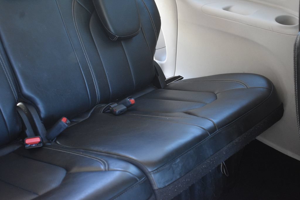 Used 2024 Chrysler Pacifica Touring-L FWD image 30