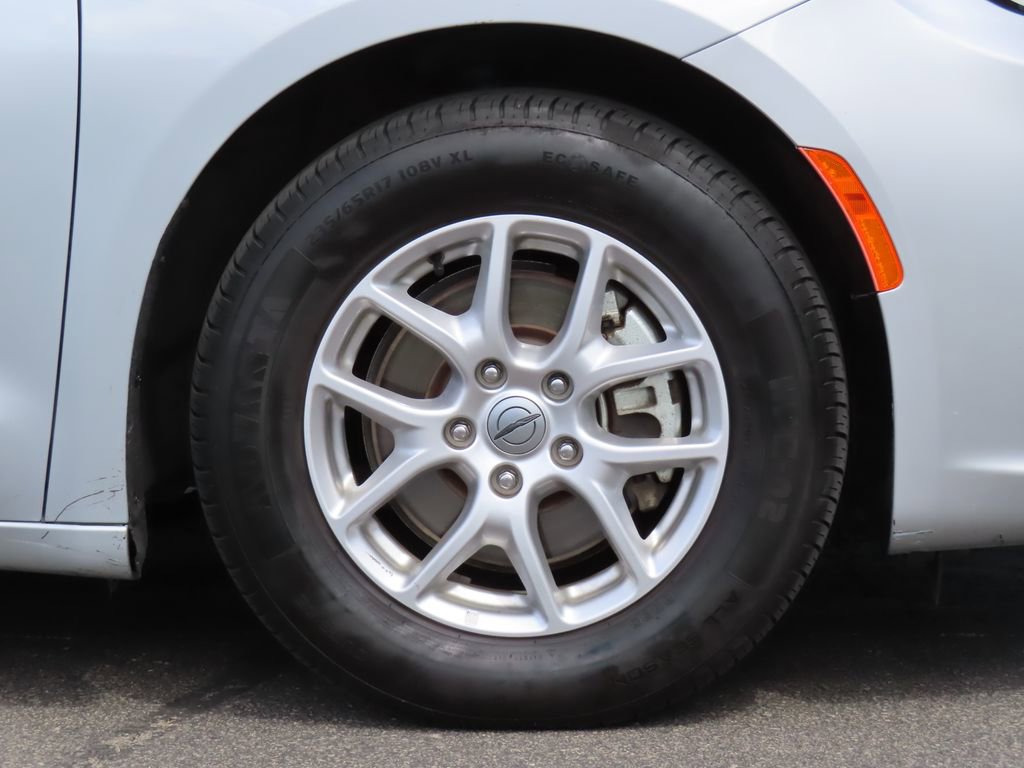 Certified 2024 Chrysler Pacifica Touring-L FWD image 11