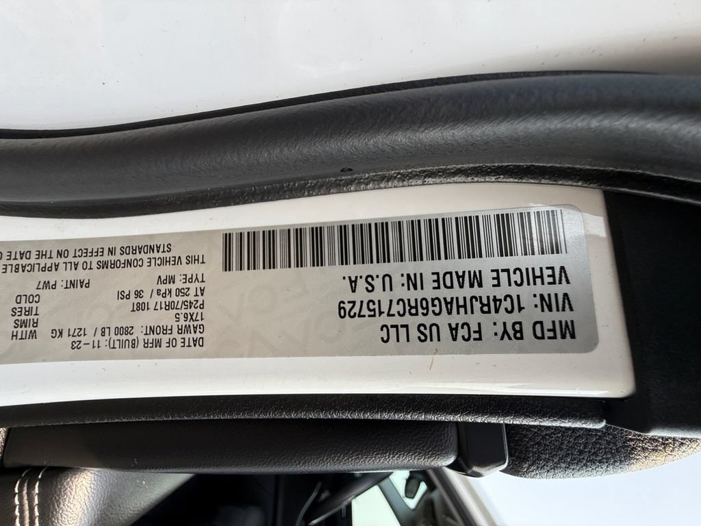 Used 2024 Jeep Grand Cherokee Laredo AWD/4WD image 44