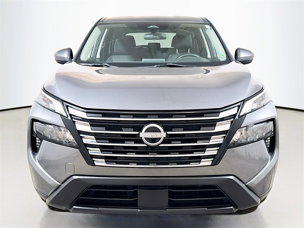 Used 2024 Nissan Rogue SV image 2