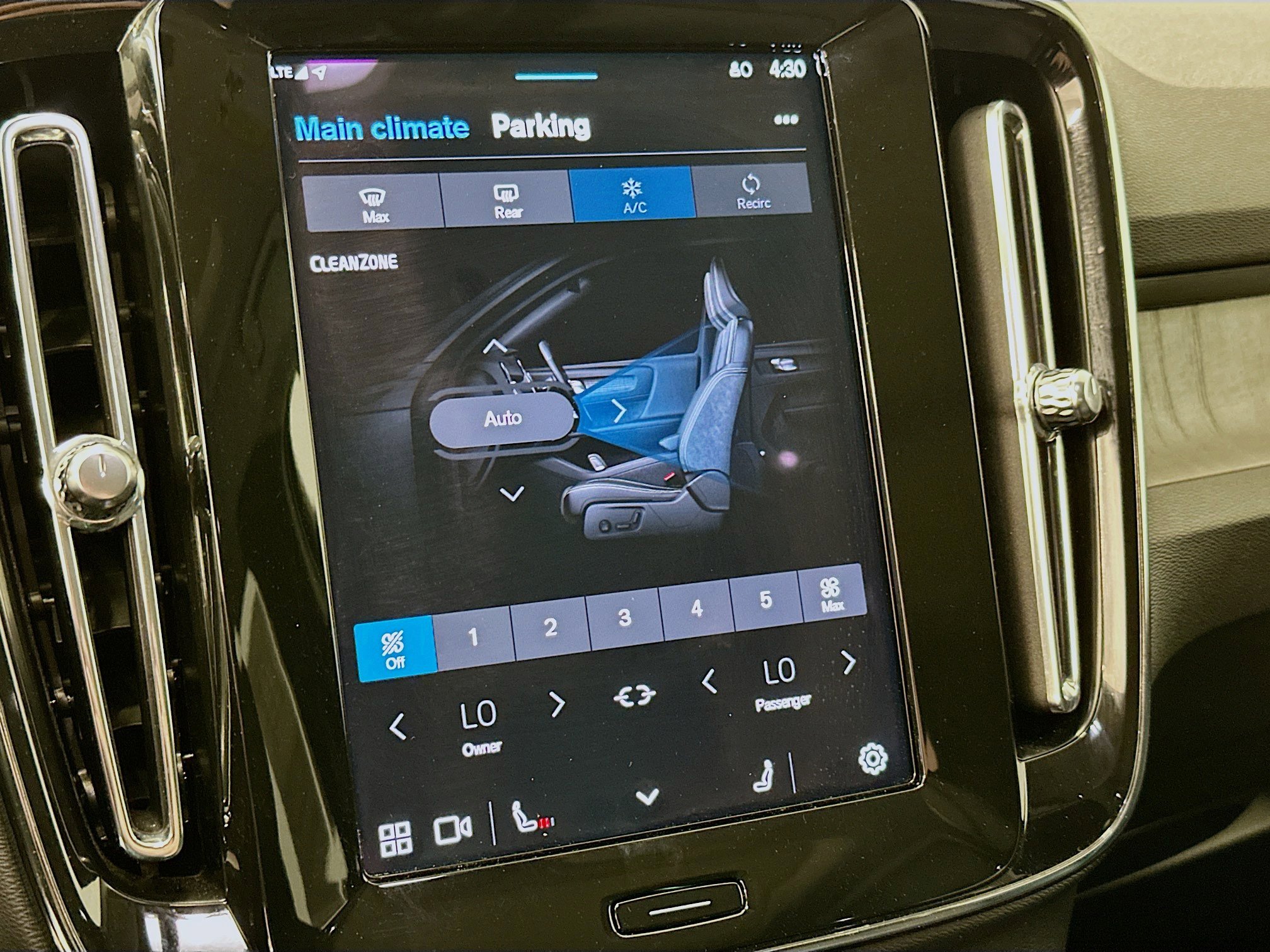 Used 2025 Volvo XC40 B5 Plus image 24