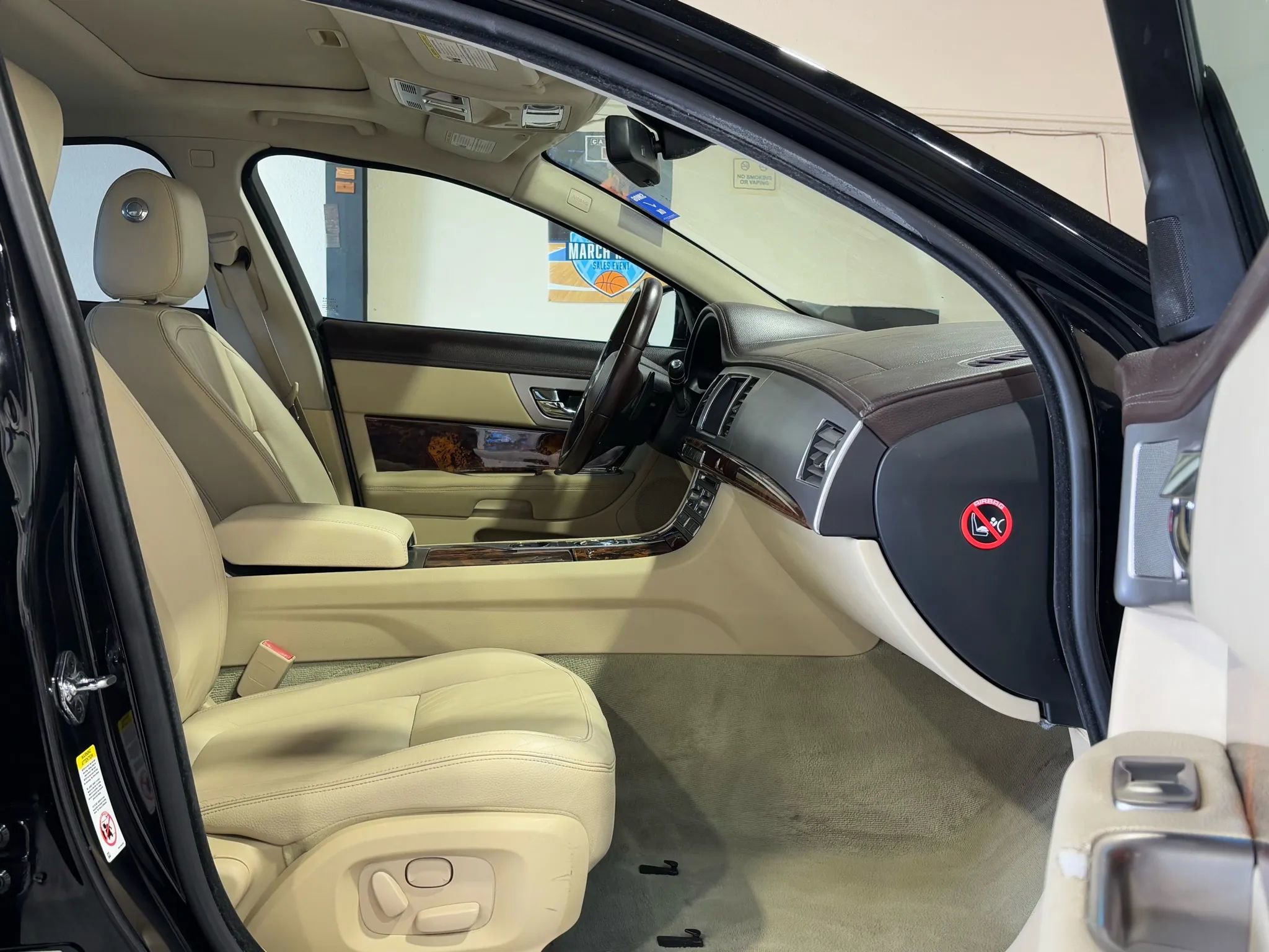 Used 2011 Jaguar XF RWD image 12