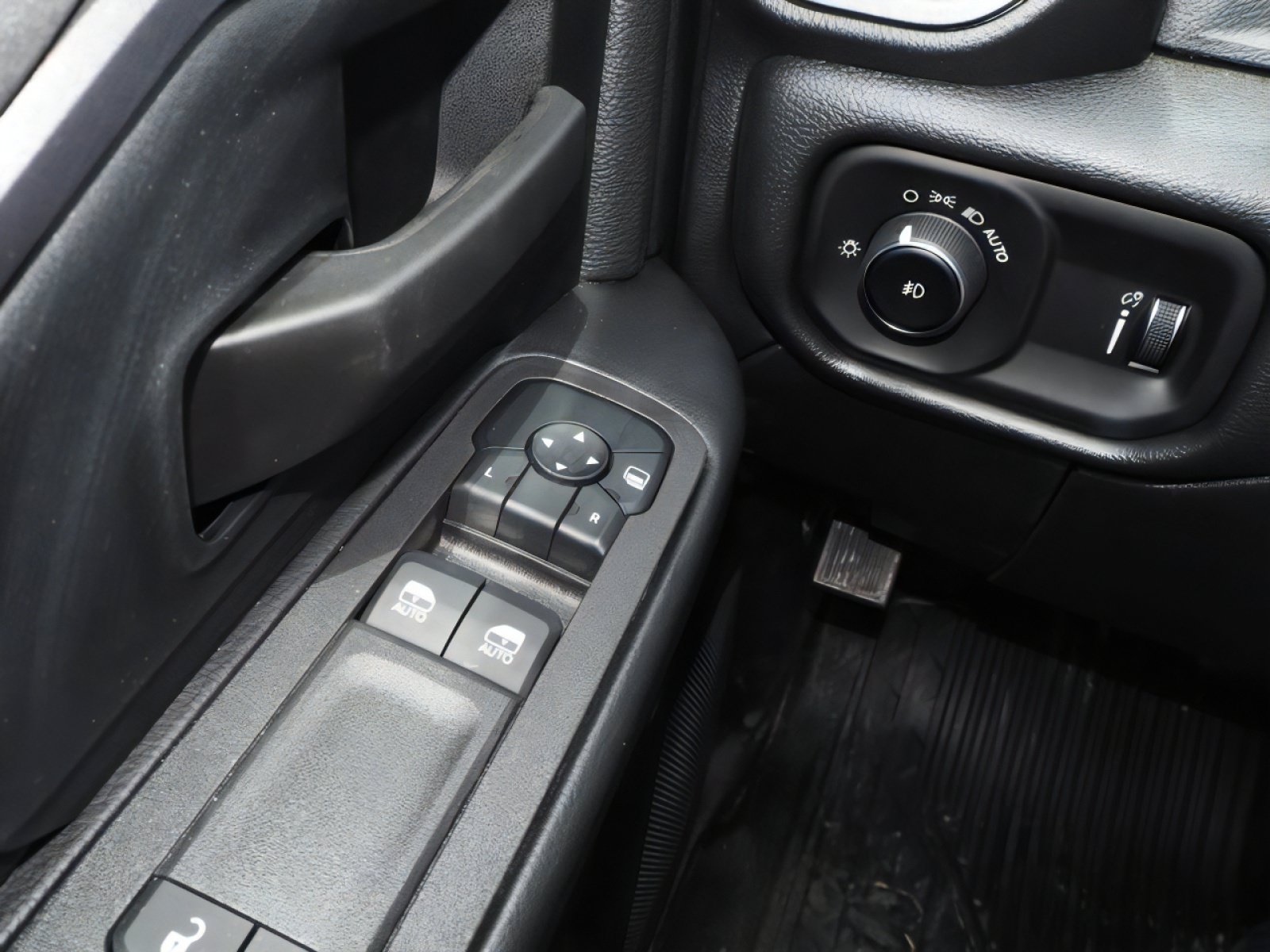 New 2025 RAM 3500 Tradesman AWD/4WD image 12