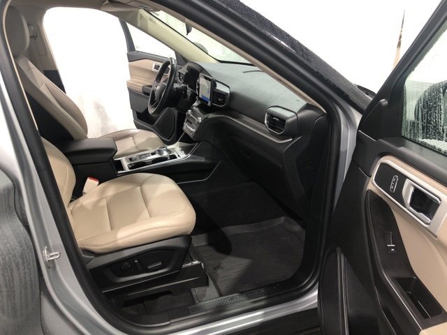 Used 2020 Ford Explorer XLT w/ Equipment Group 202A image 9
