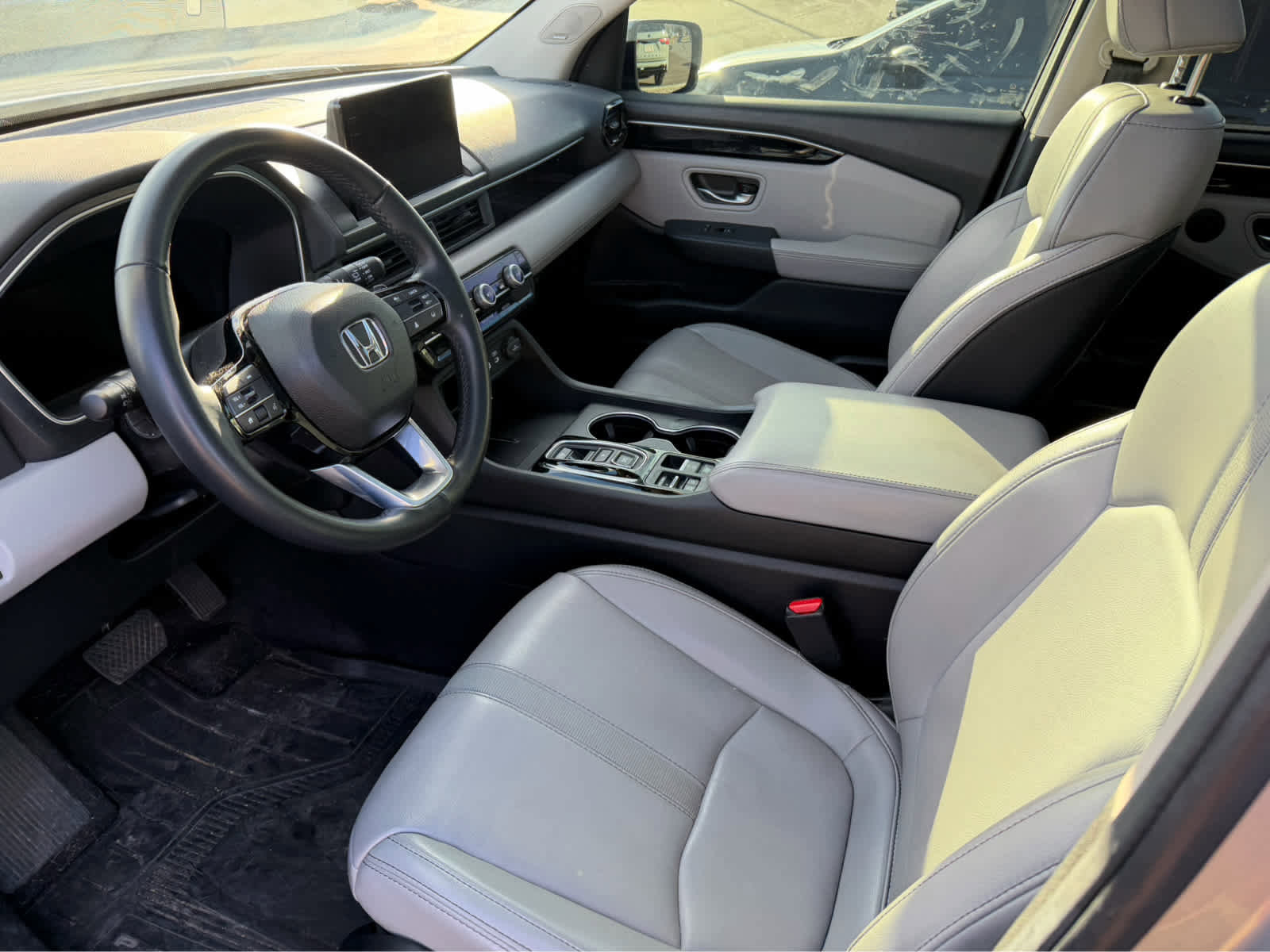 Used 2025 Honda Pilot Touring image 3