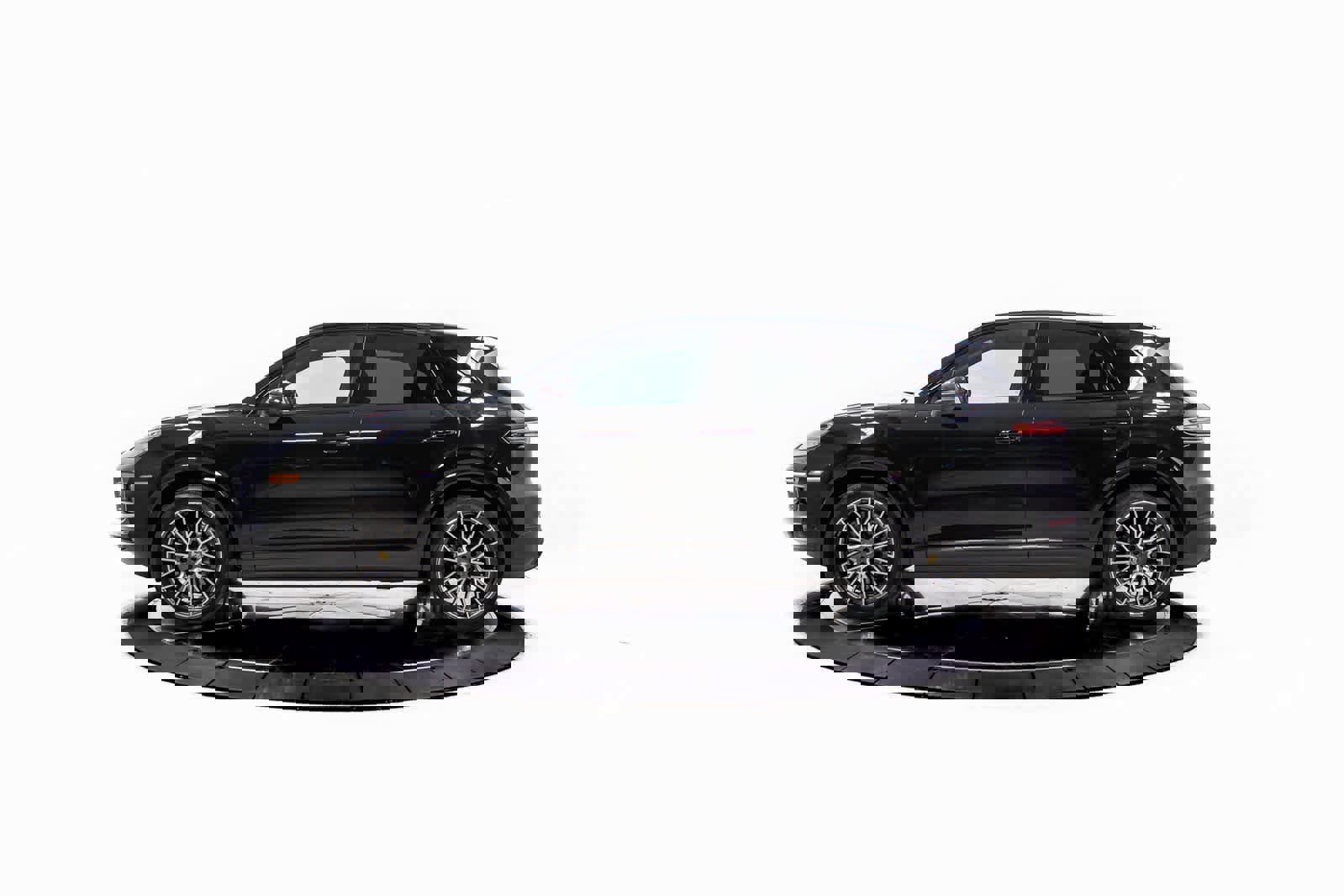 Certified 2023 Porsche Cayenne Platinum Edition image 2