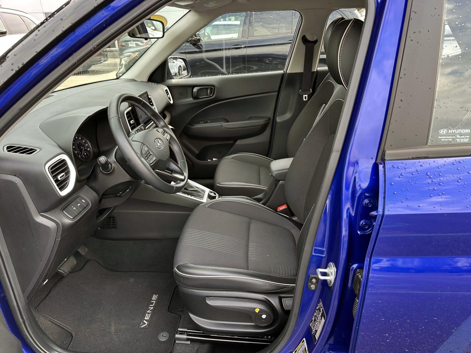 Used 2022 Hyundai Venue Limited FWD image 11