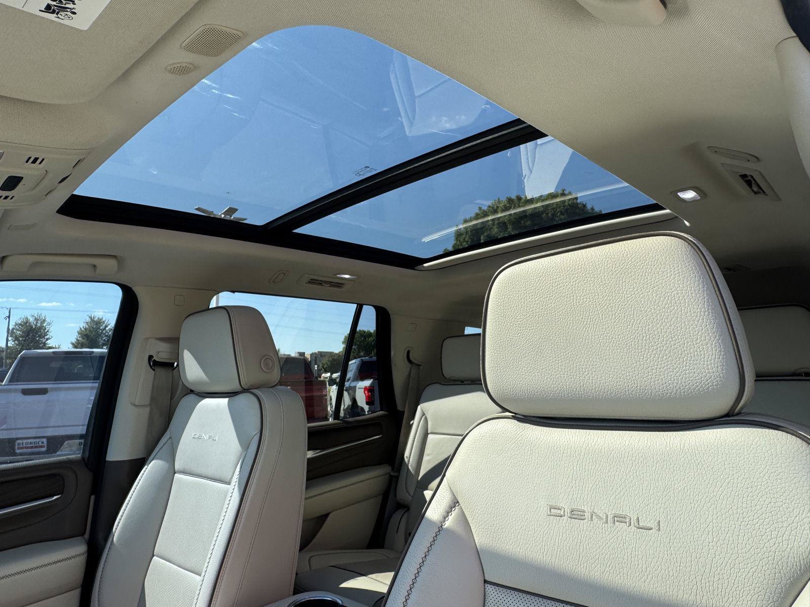 Used 2021 GMC Yukon Denali w/ Denali Premium Package AWD/4WD image 16