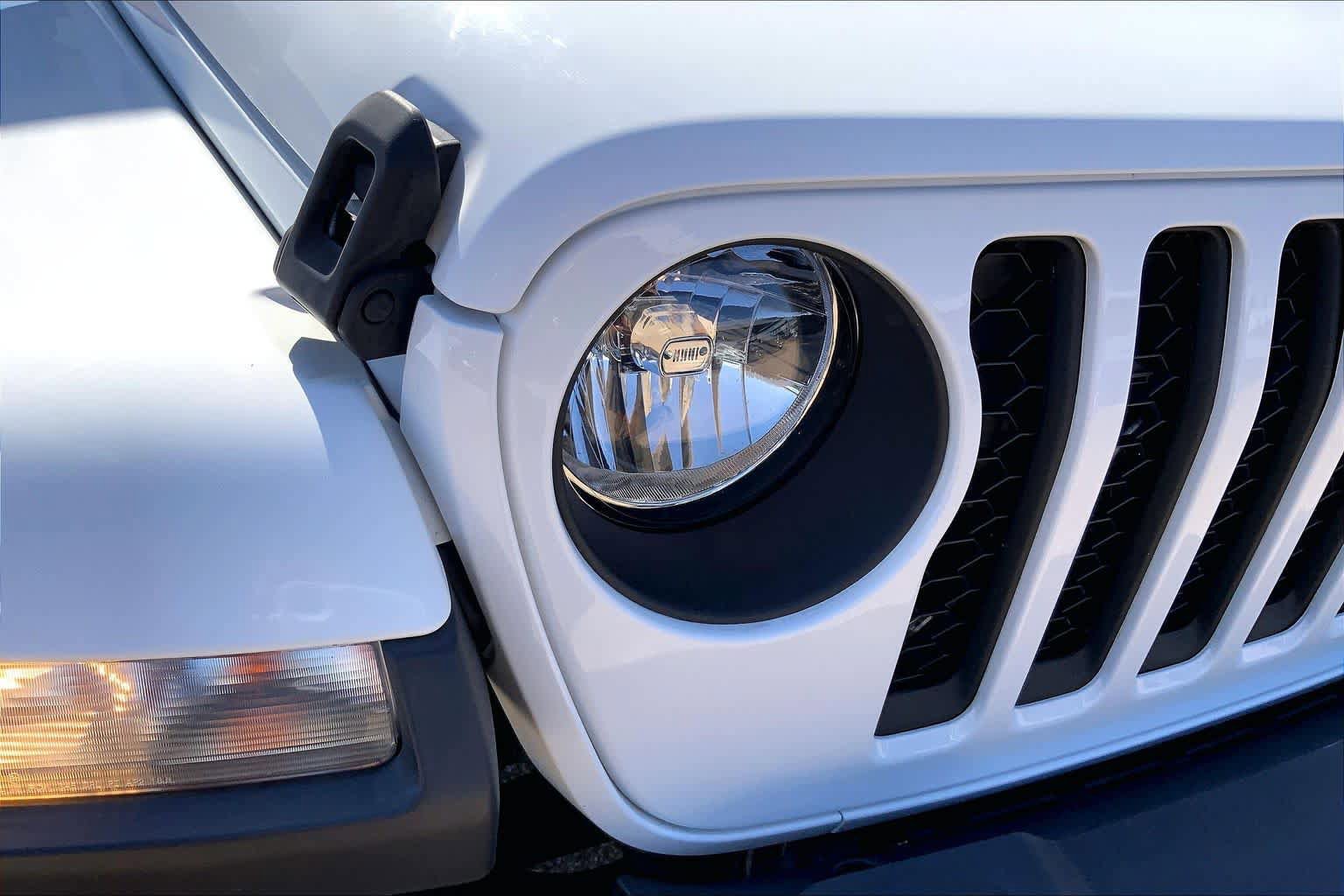 Used 2022 Jeep Gladiator Overland w/ Trailer Tow Package AWD/4WD image 55