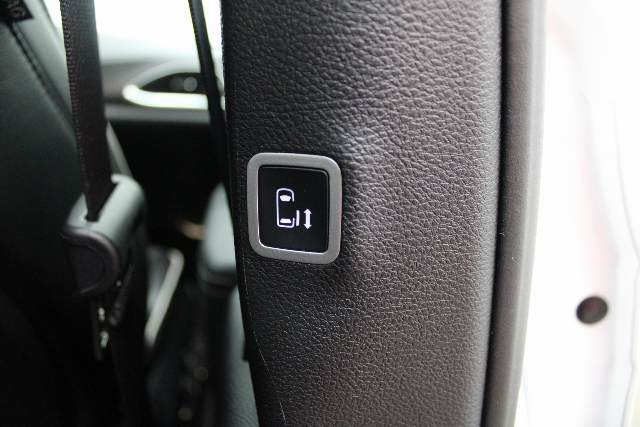 Used 2025 Chrysler Pacifica Limited image 24