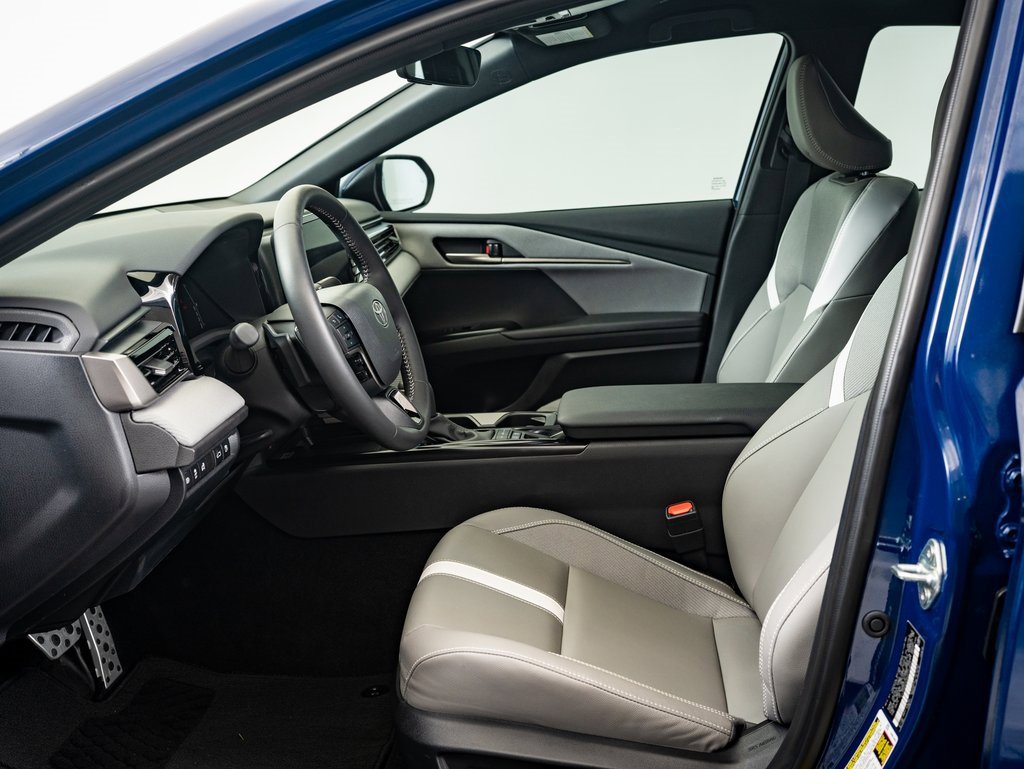 Used 2025 Toyota Camry SE image 17