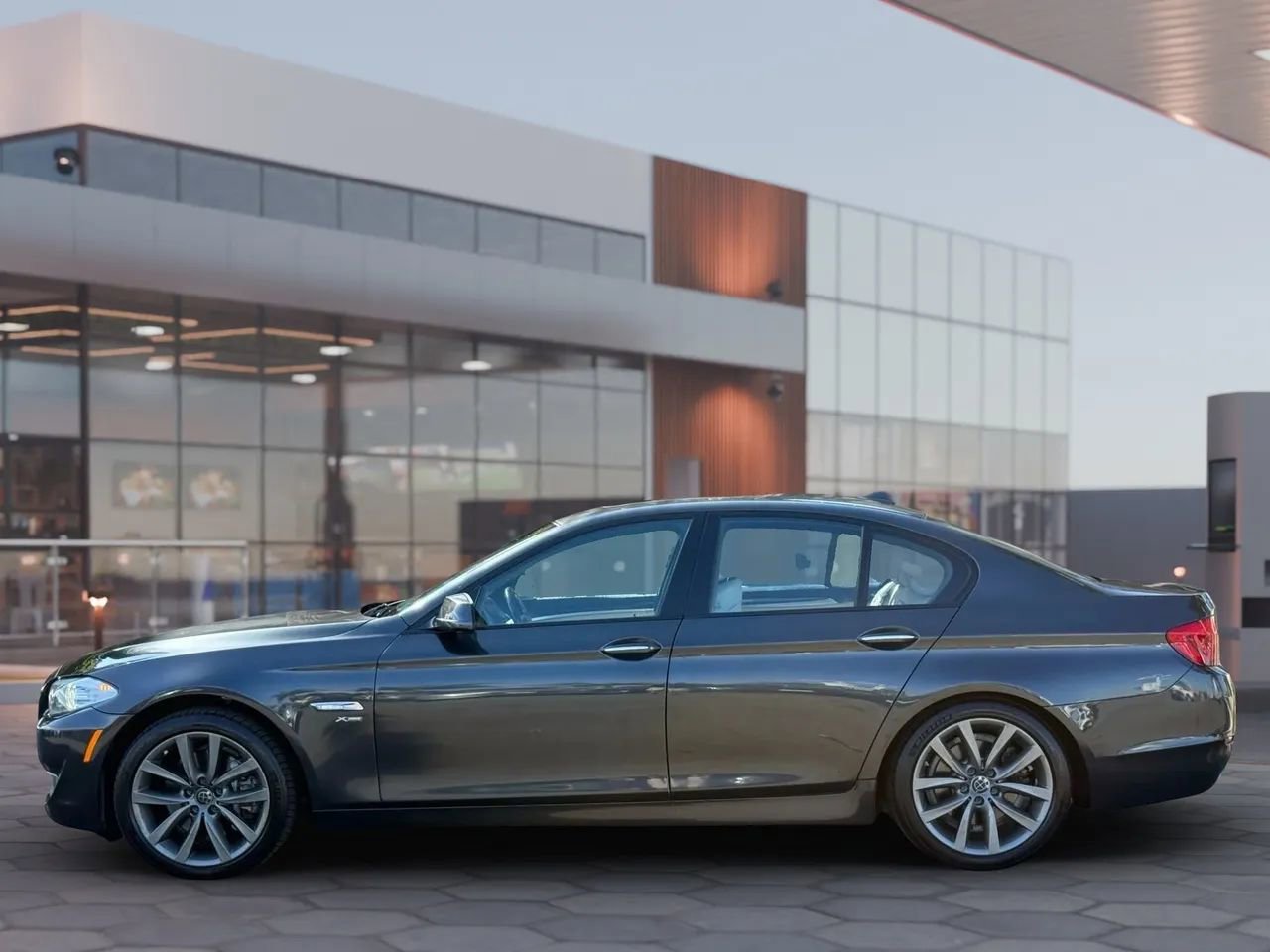 Used 2011 BMW 535i xDrive Sedan image 4