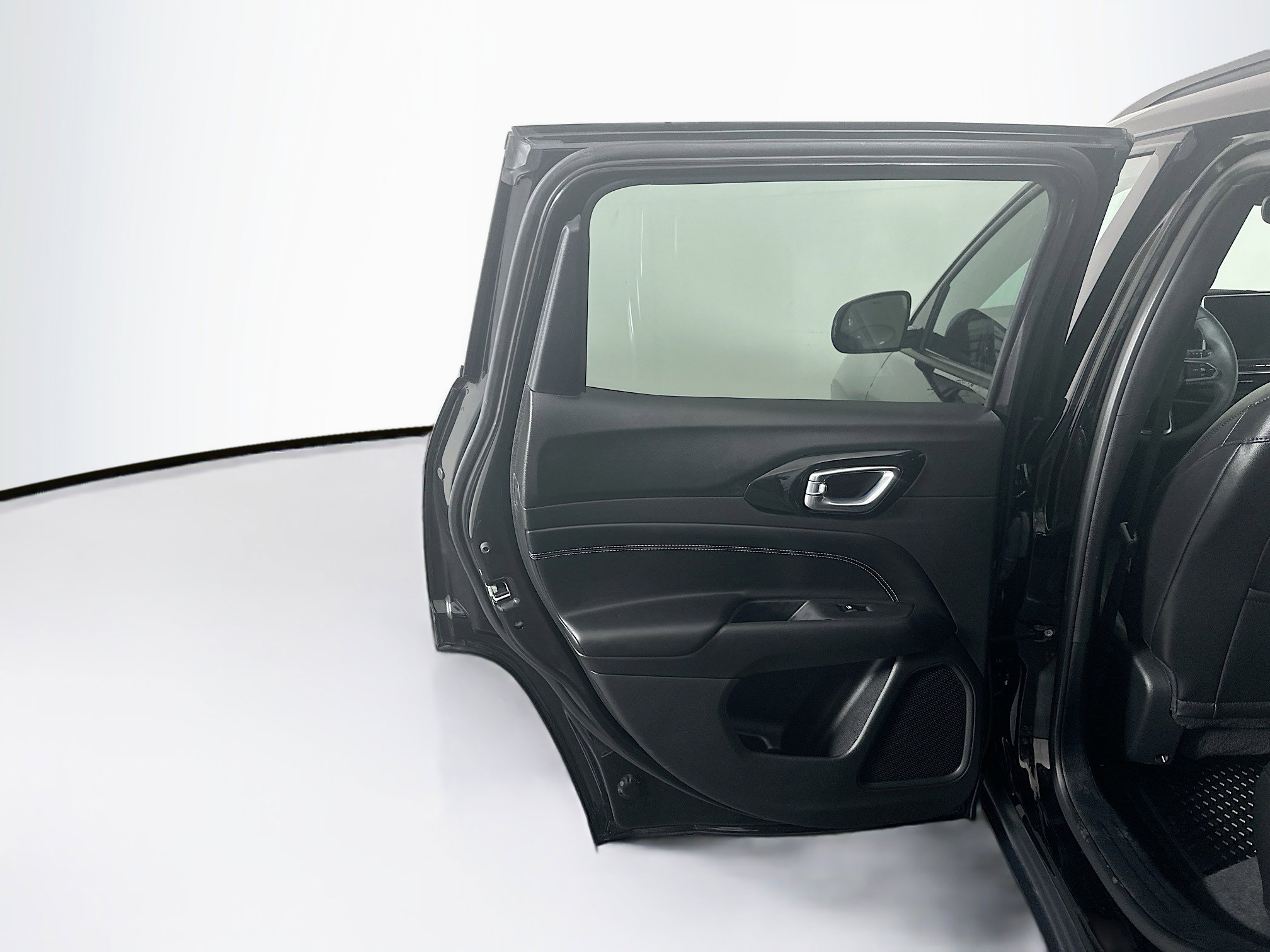 Used 2024 Jeep Compass Latitude w/ Convenience Group AWD/4WD image 26