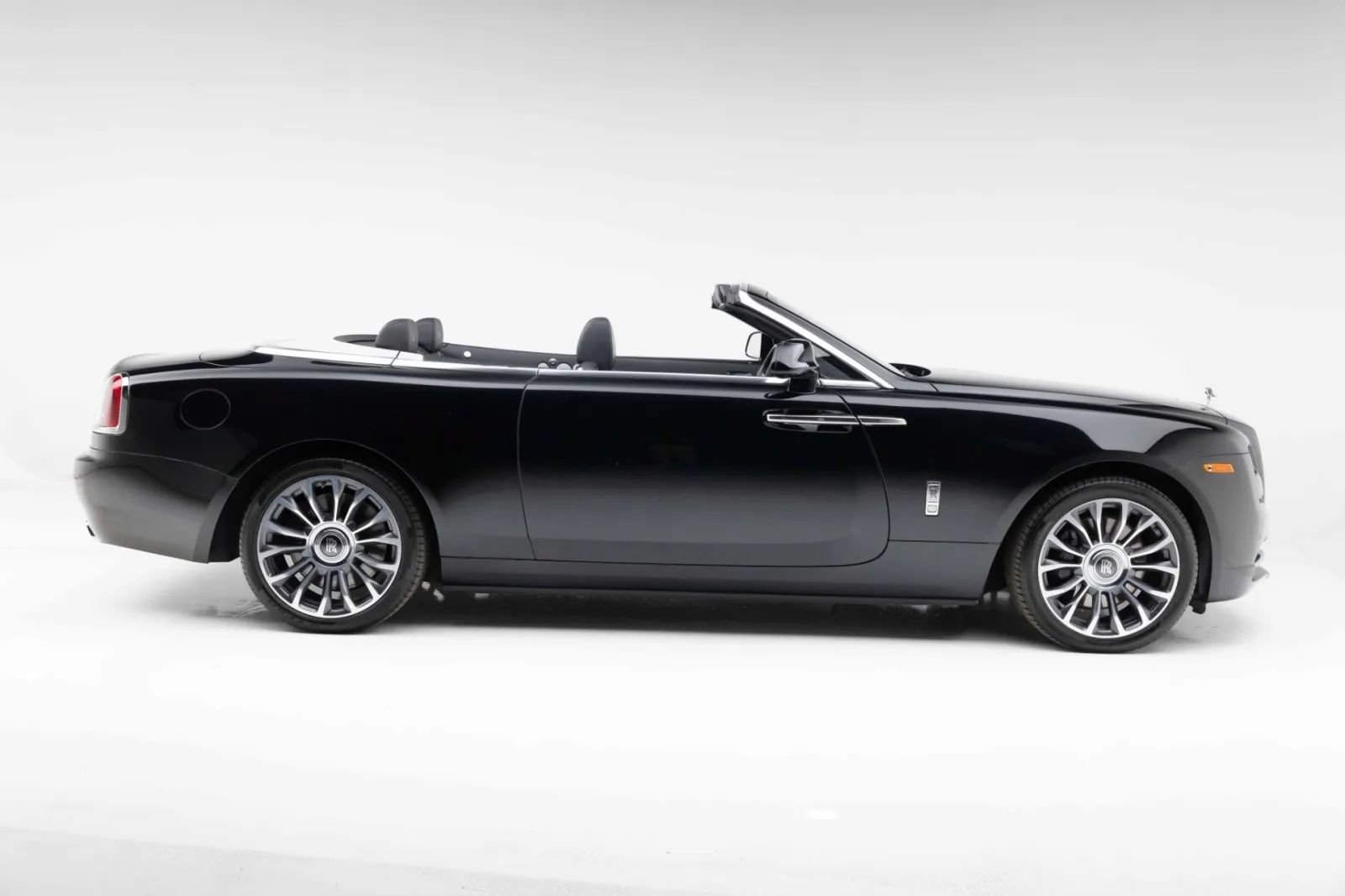 Used 2019 Rolls-Royce Dawn RWD image 13