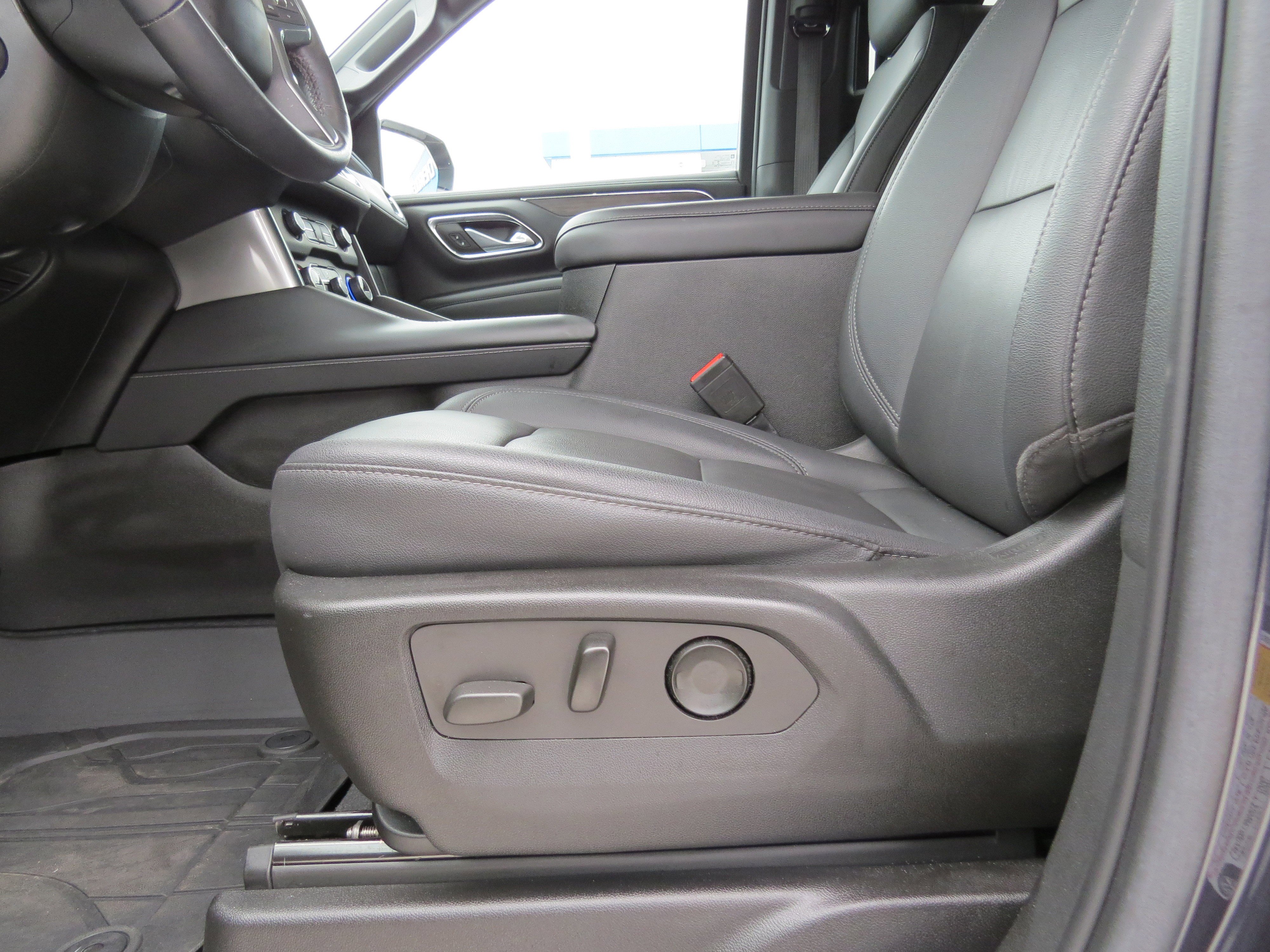 Used 2022 Chevrolet Tahoe LT w/ Luxury Package RWD image 16